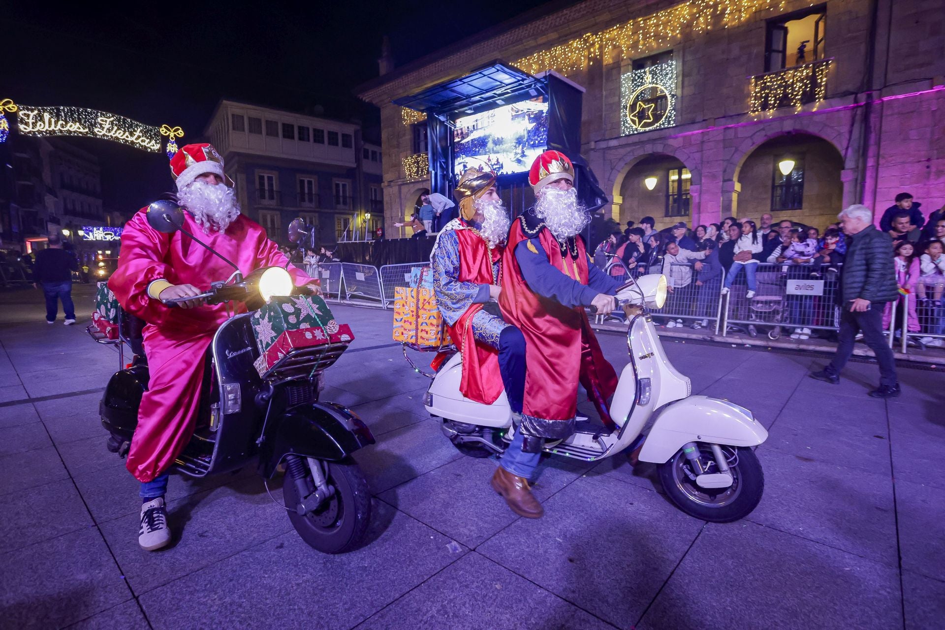 ¡Vivan los Reyes Magos!: Avilés estalla de ilusión en una cabalgata mágica