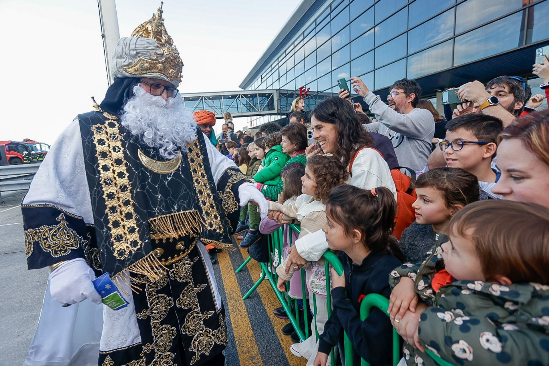 Multitudinario recibimiento a los Reyes Magos en el aeropuerto de Asturias