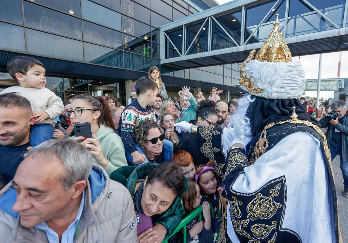 Multitudinario recibimiento a los Reyes Magos en el aeropuerto de Asturias