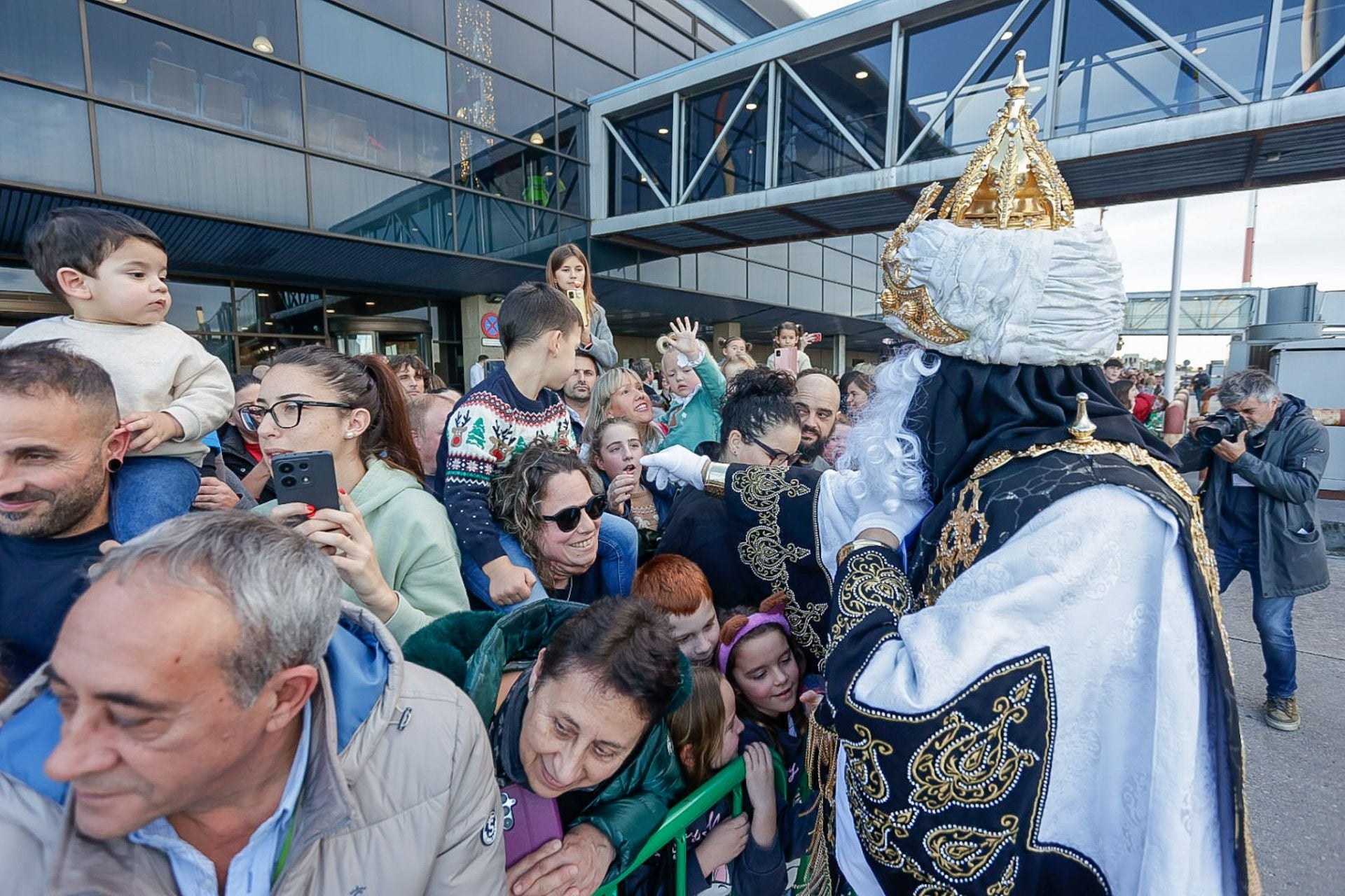 Multitudinario recibimiento a los Reyes Magos en el aeropuerto de Asturias