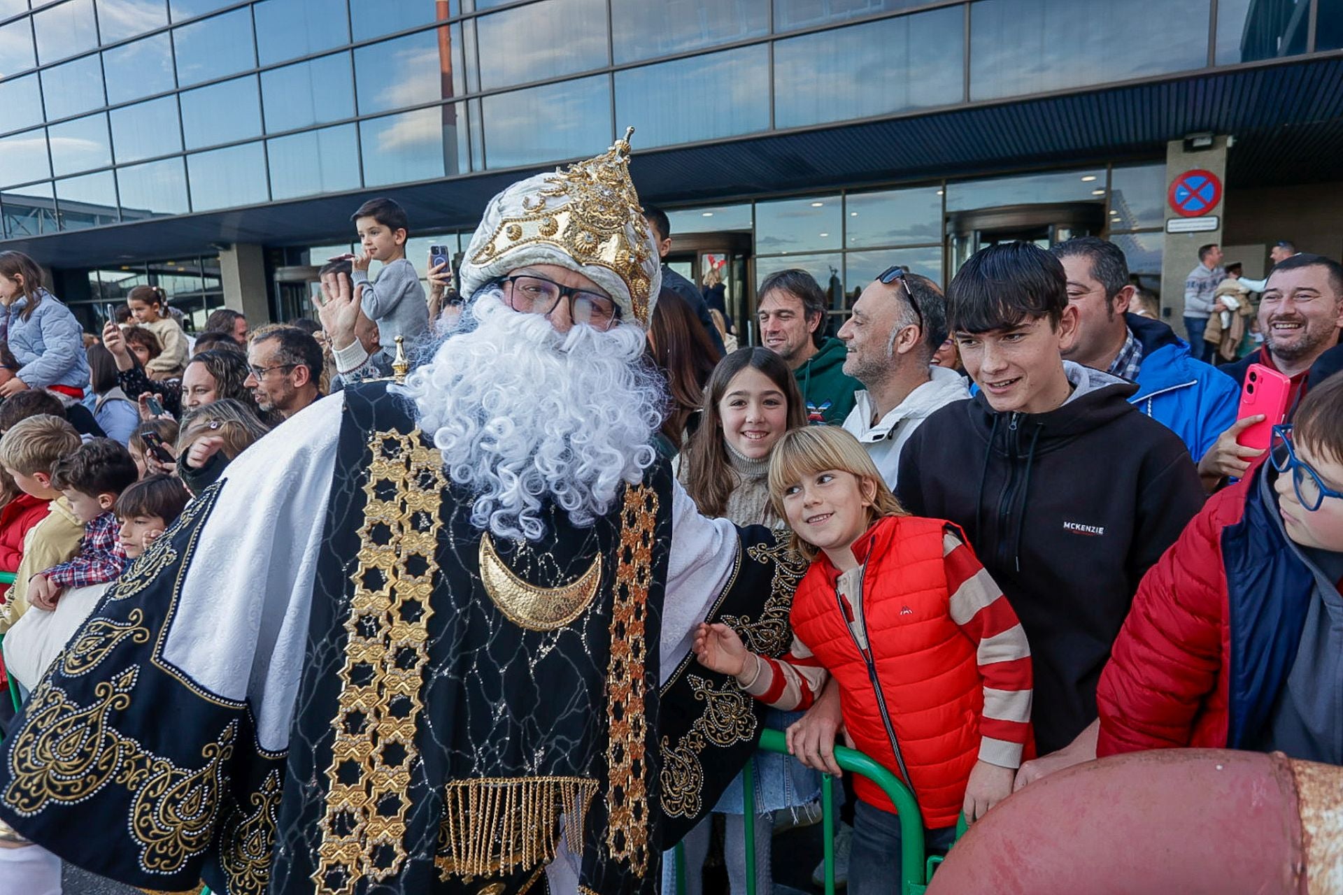 Multitudinario recibimiento a los Reyes Magos en el aeropuerto de Asturias