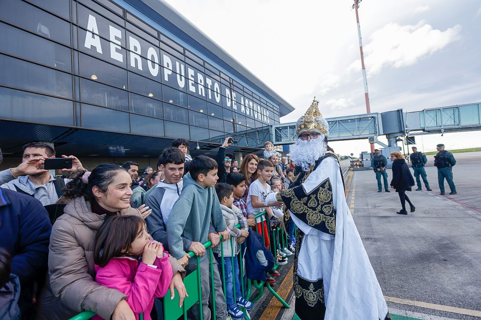 Multitudinario recibimiento a los Reyes Magos en el aeropuerto de Asturias