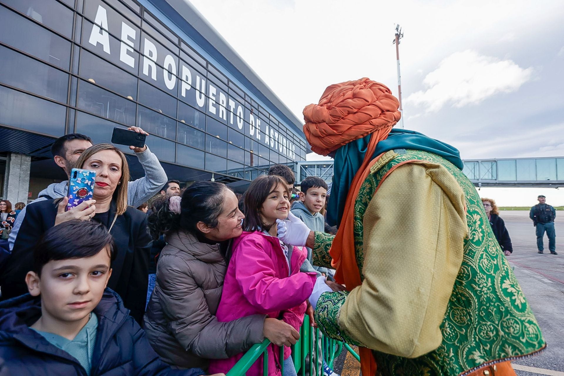 Multitudinario recibimiento a los Reyes Magos en el aeropuerto de Asturias