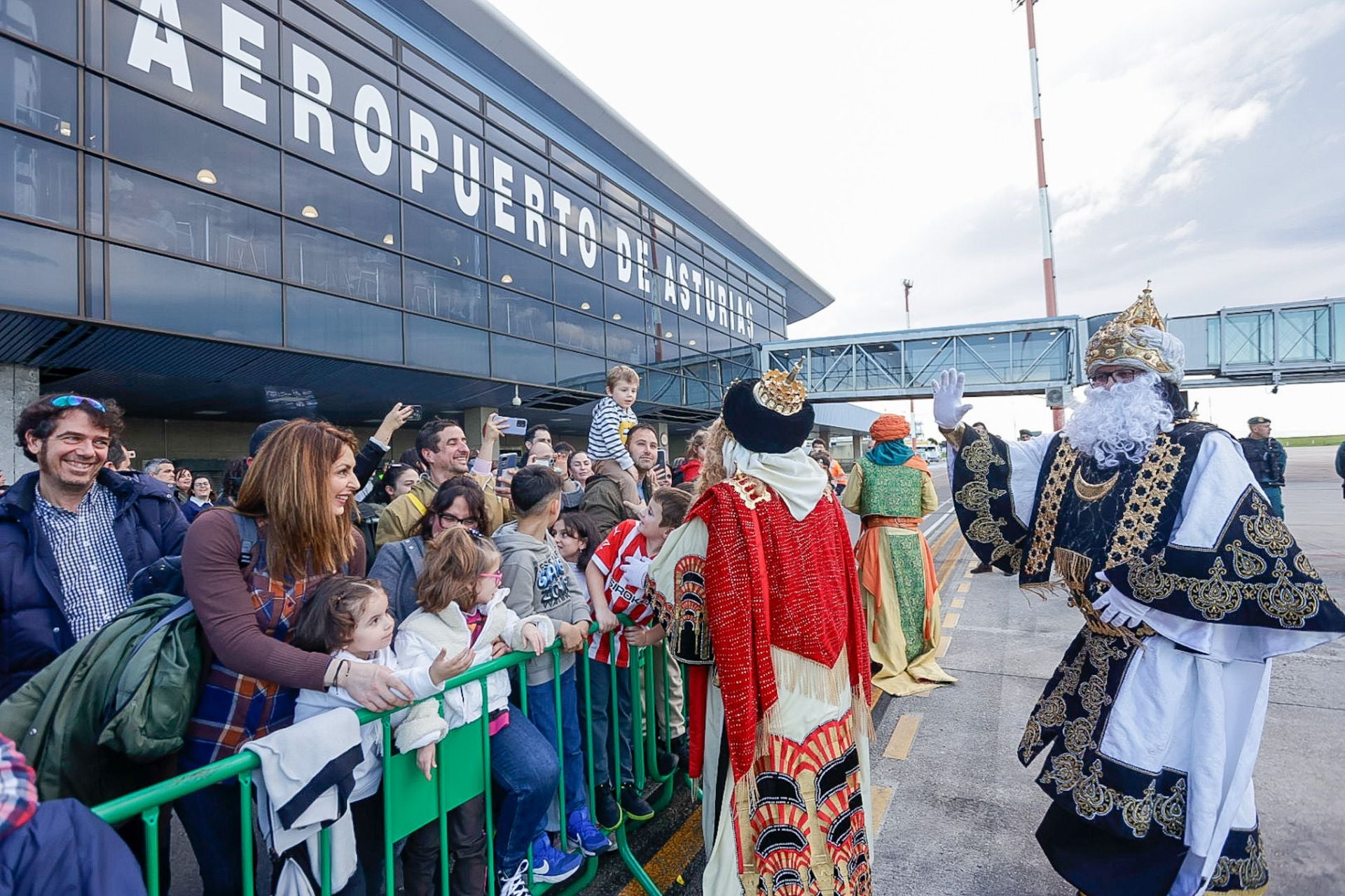 Multitudinario recibimiento a los Reyes Magos en el aeropuerto de Asturias