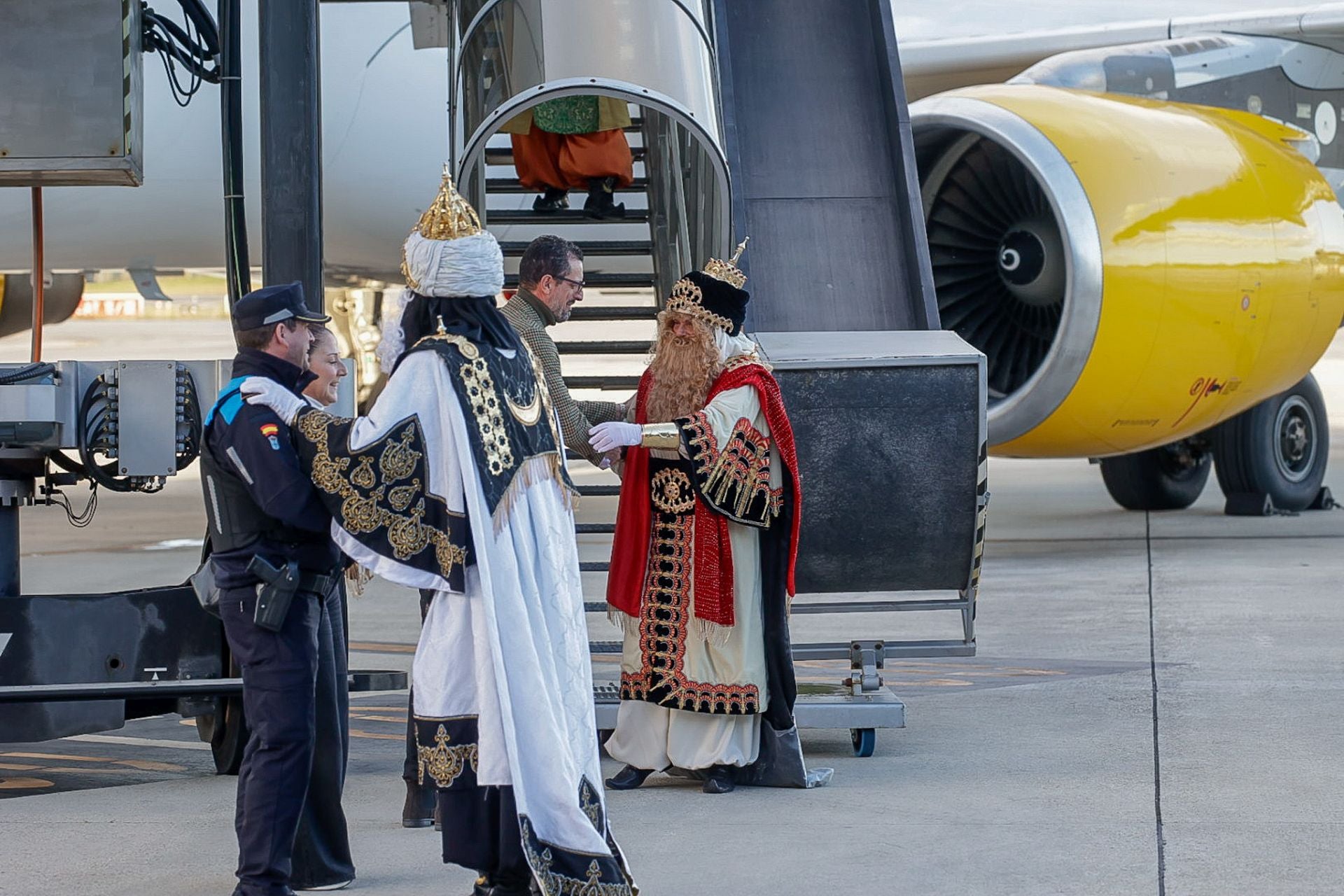 Multitudinario recibimiento a los Reyes Magos en el aeropuerto de Asturias