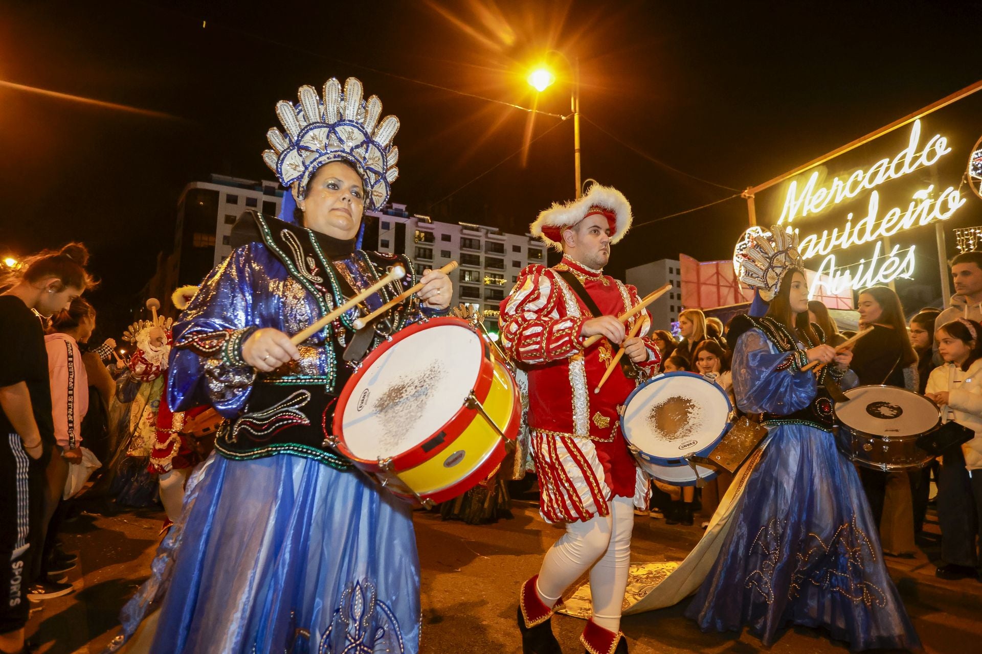 ¡Vivan los Reyes Magos!: Avilés estalla de ilusión en una cabalgata mágica