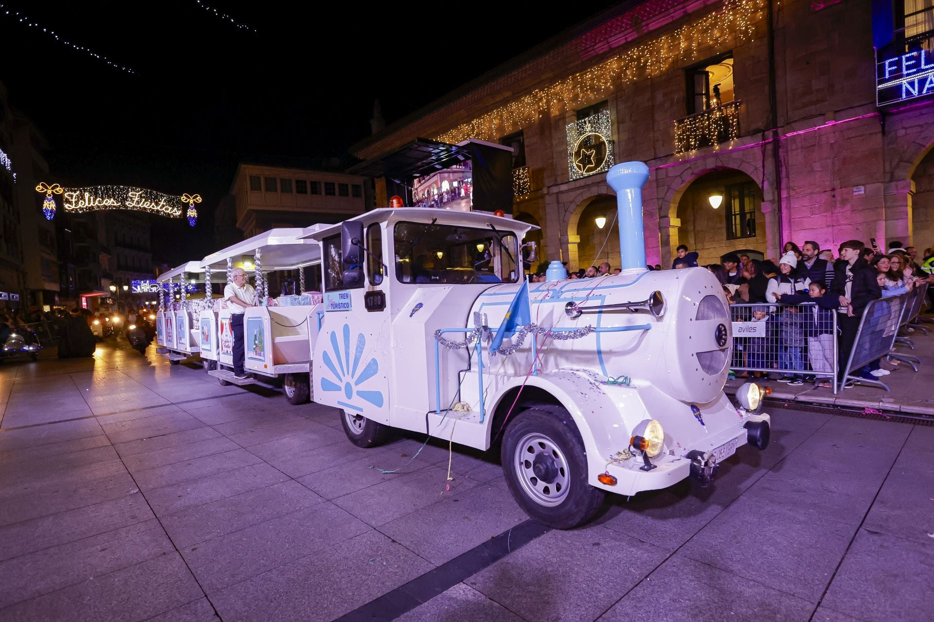 ¡Vivan los Reyes Magos!: Avilés estalla de ilusión en una cabalgata mágica