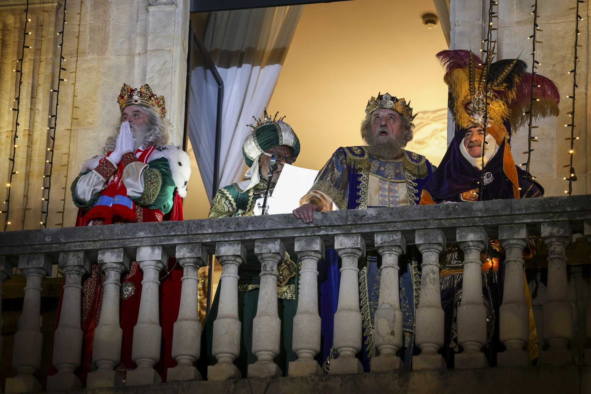 Los Reyes Magos regalan alegría en Gijón en una cabalgata mágica