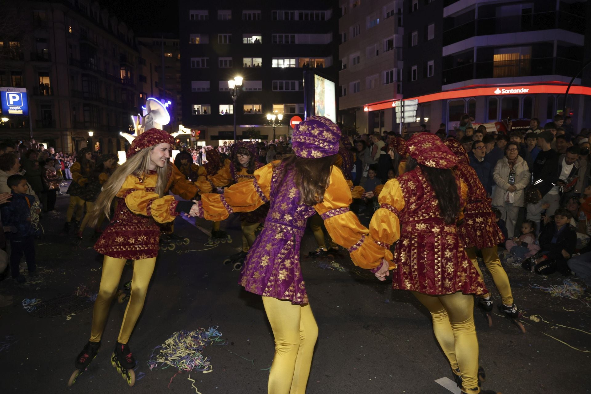 Los Reyes Magos regalan alegría en Gijón en una cabalgata mágica