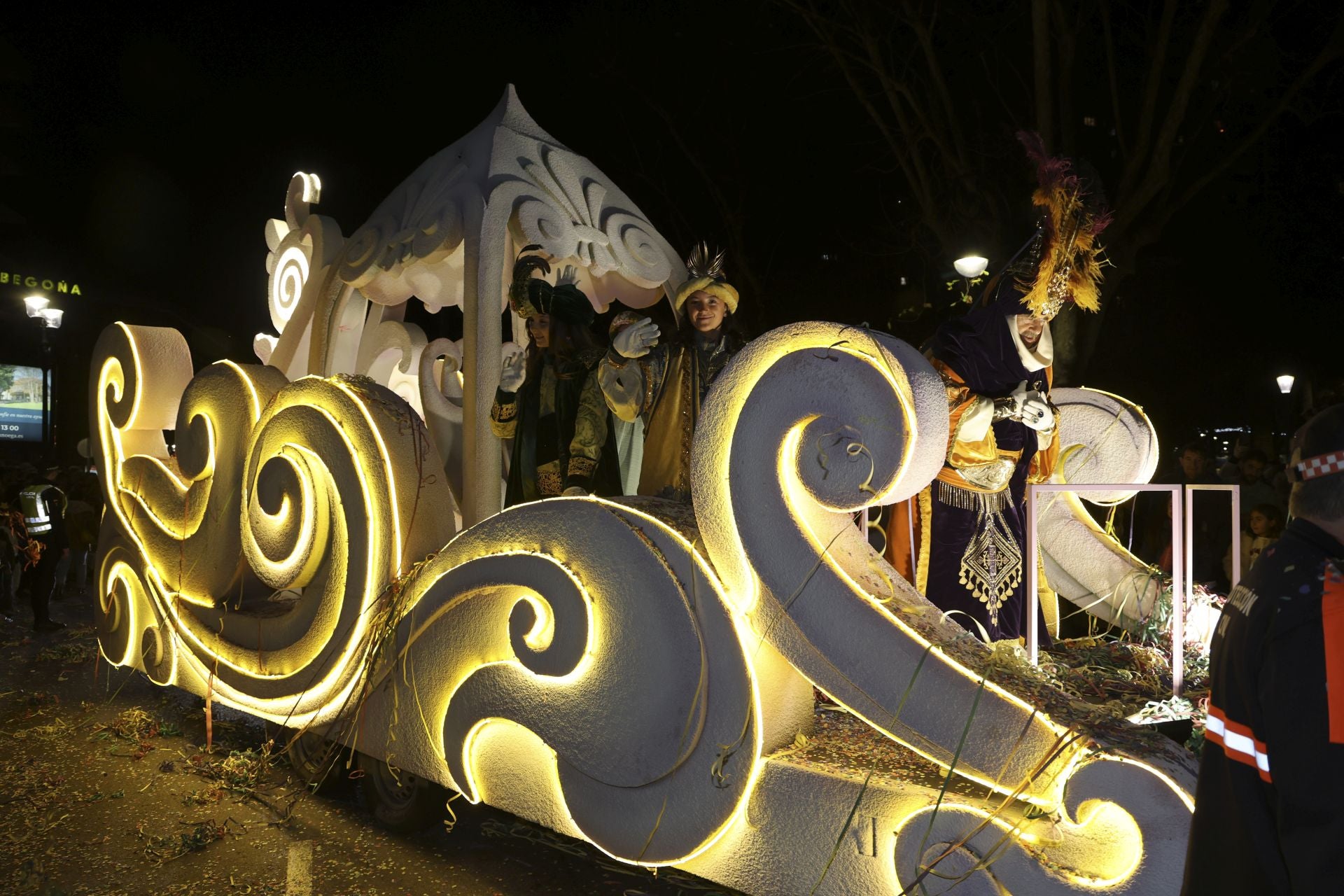 Los Reyes Magos regalan alegría en Gijón en una cabalgata mágica