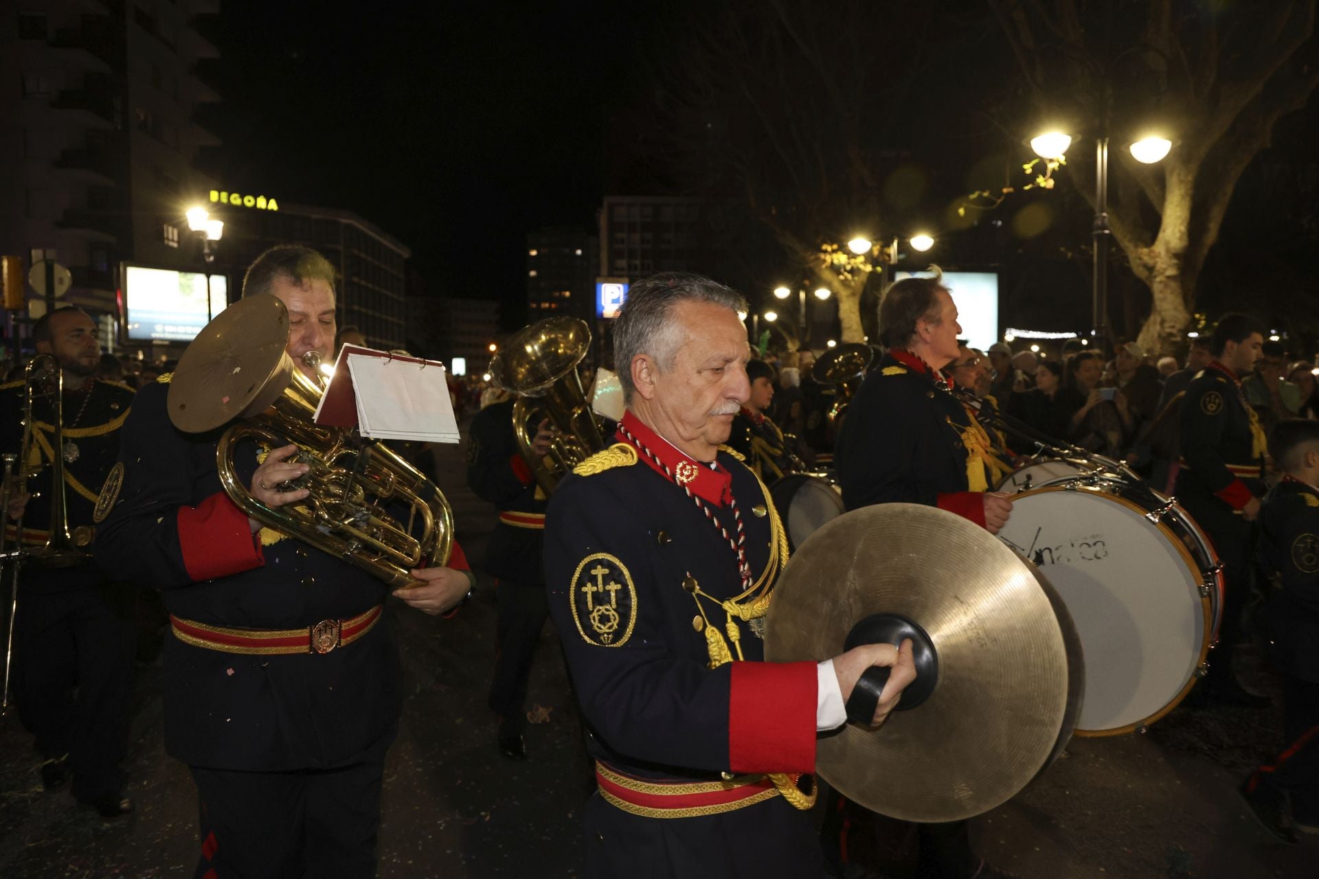 Los Reyes Magos regalan alegría en Gijón en una cabalgata mágica