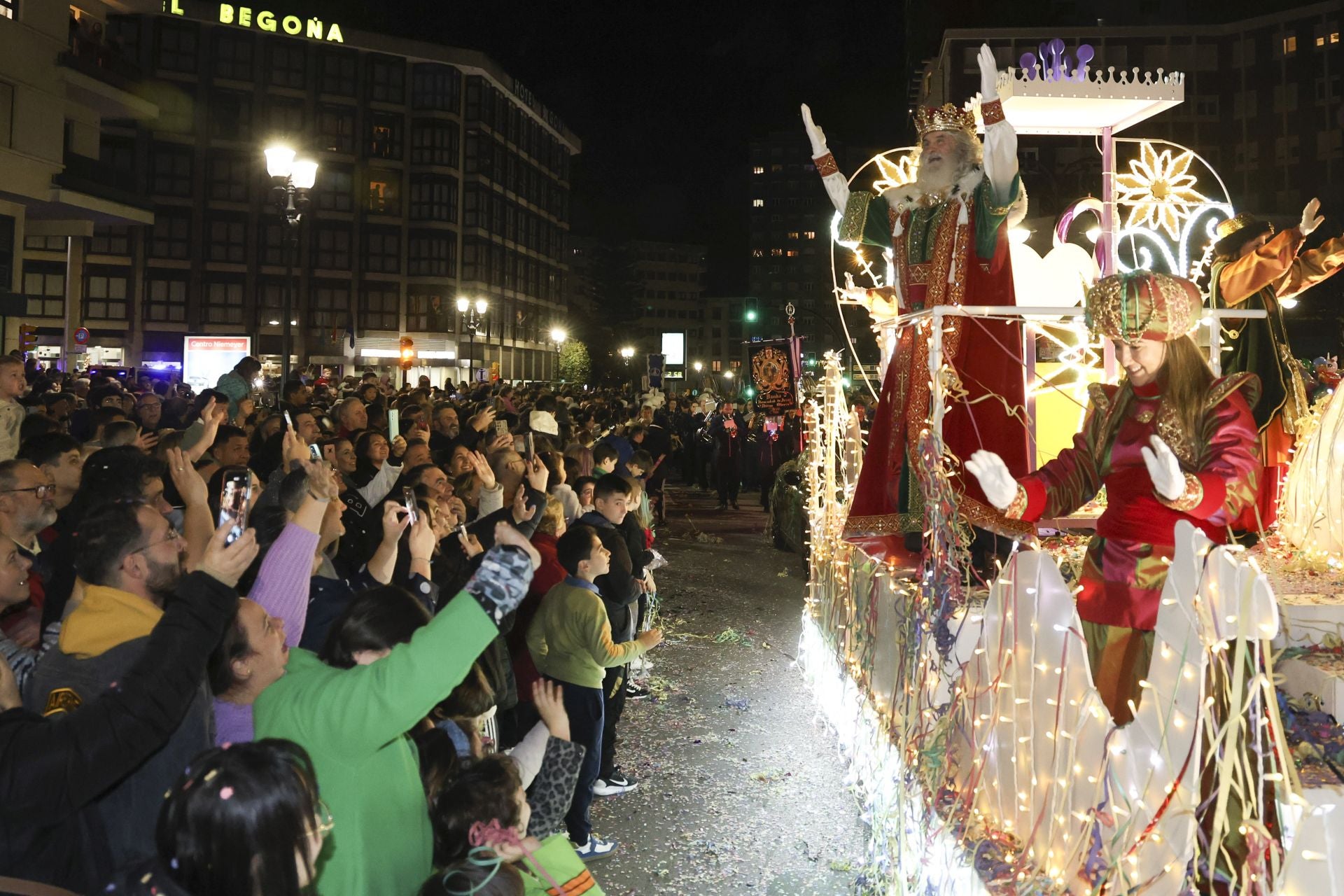 Los Reyes Magos regalan alegría en Gijón en una cabalgata mágica