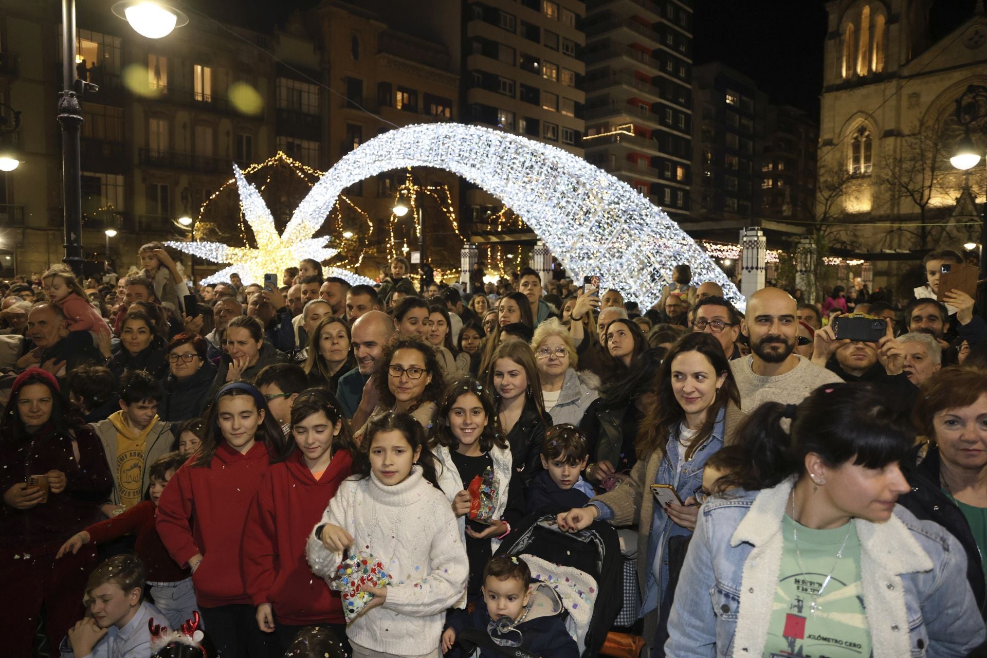 Los Reyes Magos regalan alegría en Gijón en una cabalgata mágica