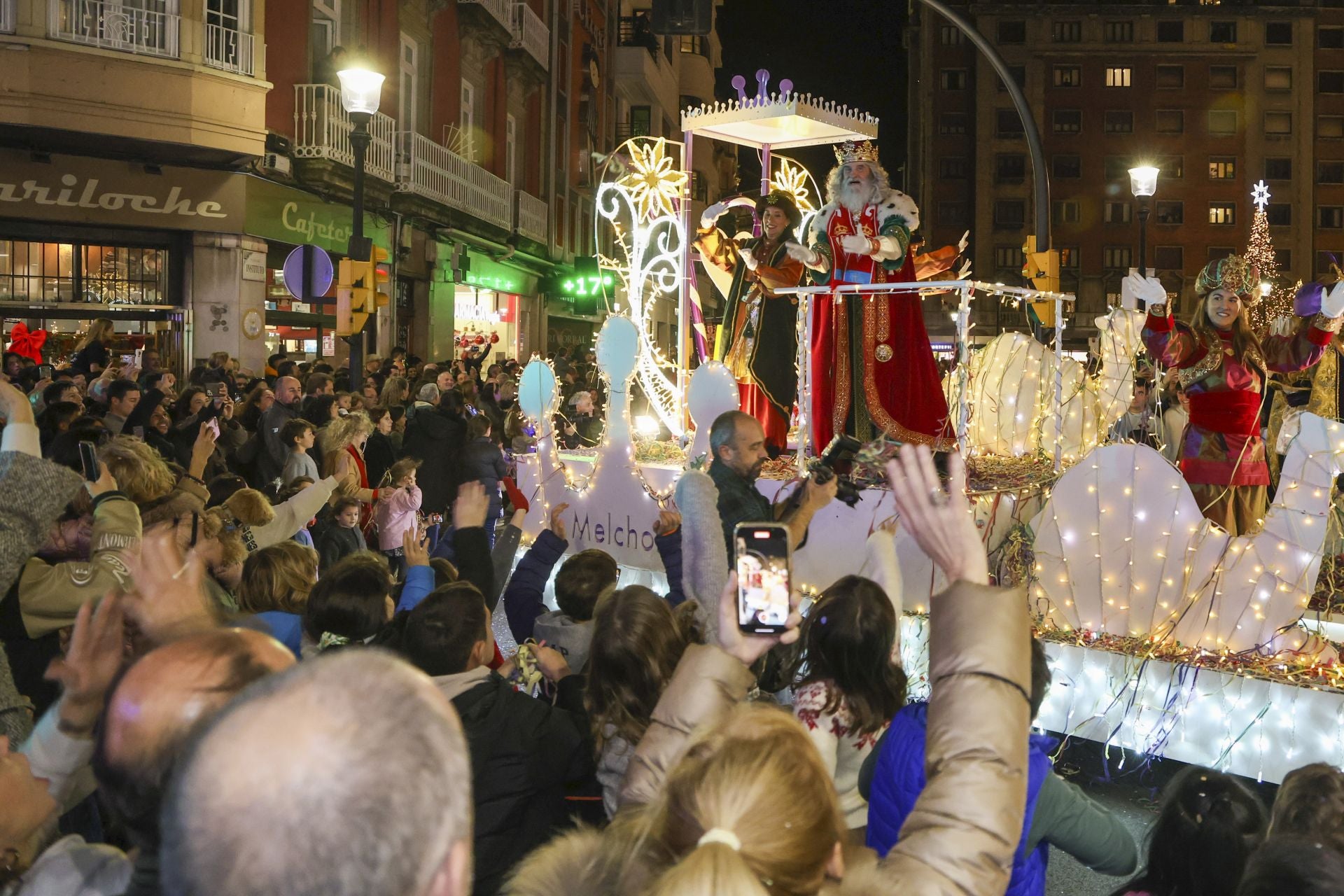 Los Reyes Magos regalan alegría en Gijón en una cabalgata mágica