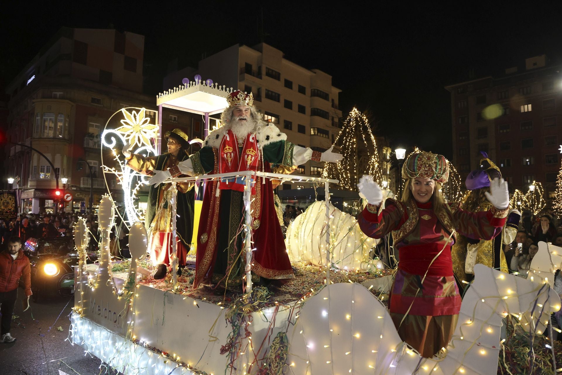 Los Reyes Magos regalan alegría en Gijón en una cabalgata mágica