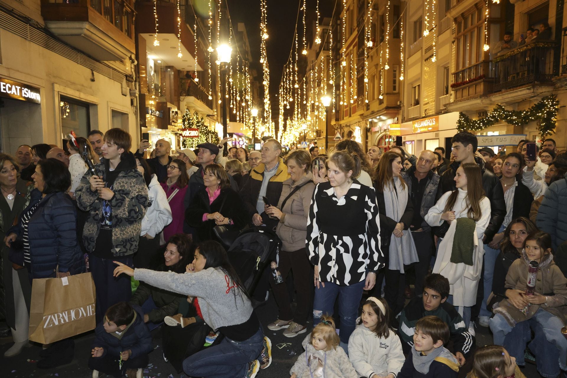 Los Reyes Magos regalan alegría en Gijón en una cabalgata mágica