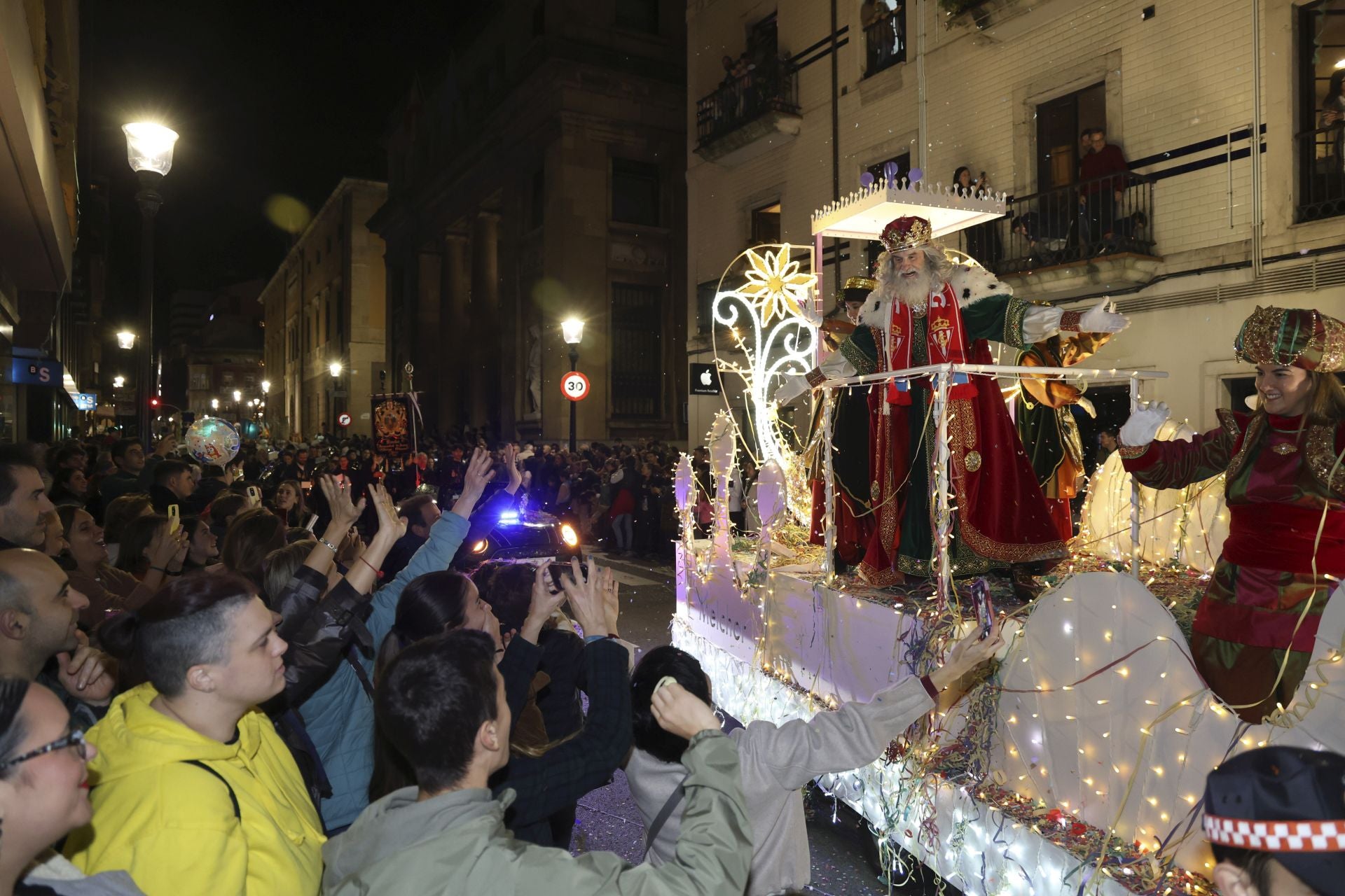 Los Reyes Magos regalan alegría en Gijón en una cabalgata mágica