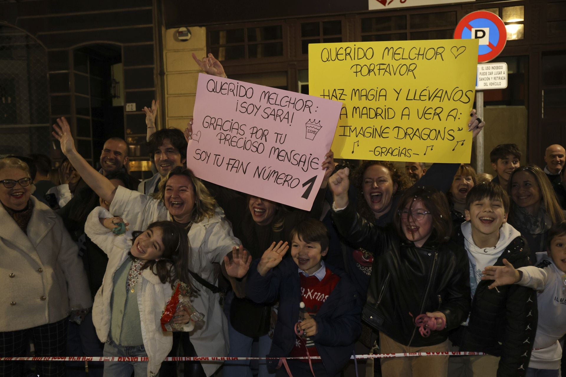 Los Reyes Magos regalan alegría en Gijón en una cabalgata mágica