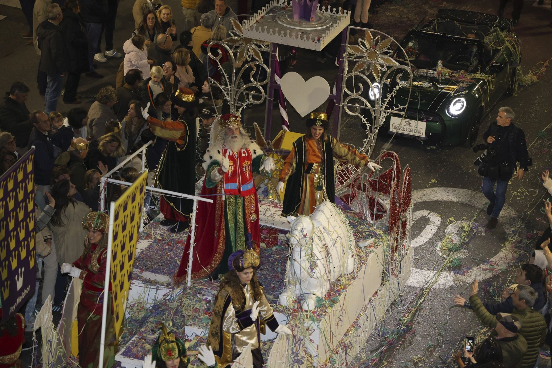 Los Reyes Magos regalan alegría en Gijón en una cabalgata mágica