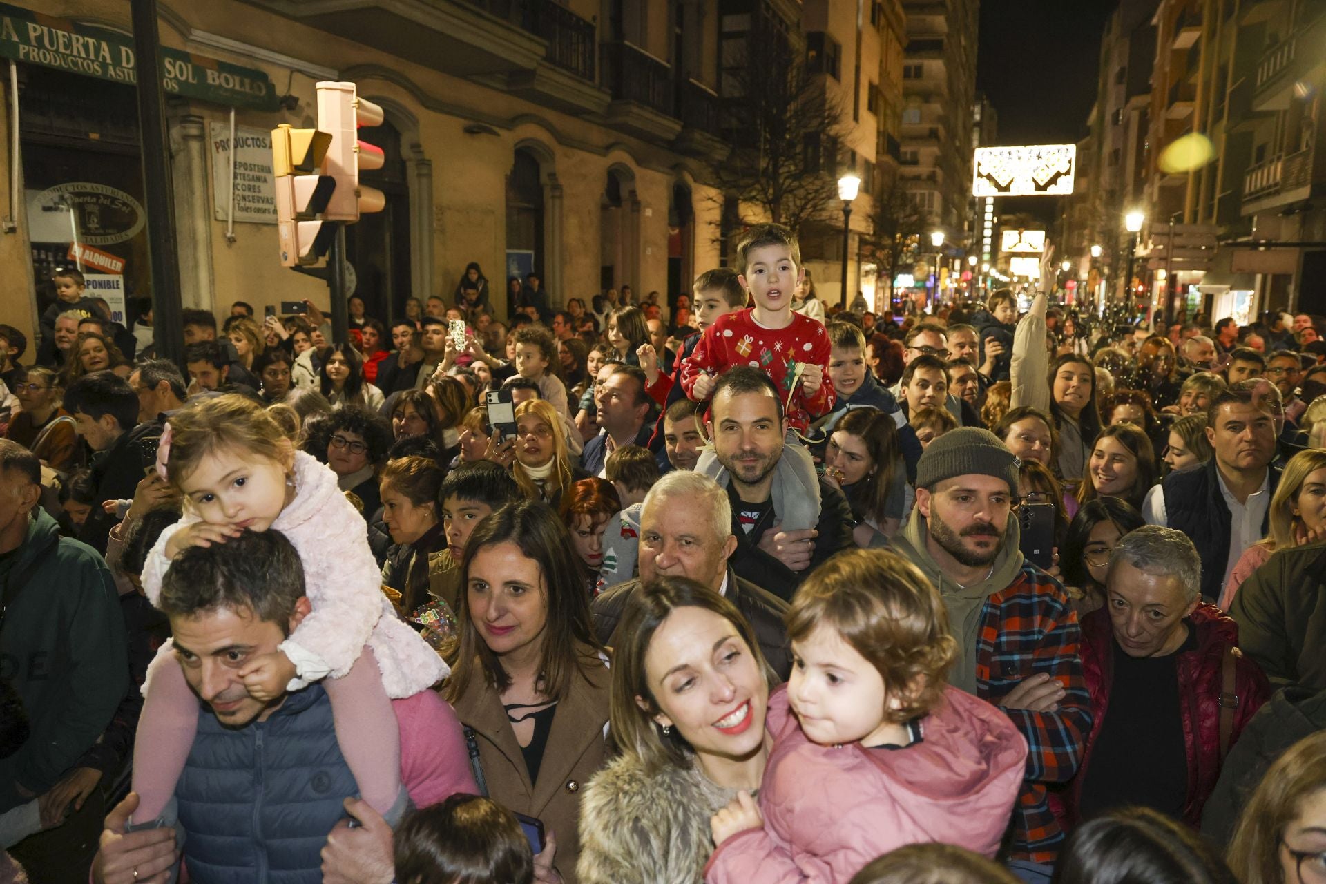 Los Reyes Magos regalan alegría en Gijón en una cabalgata mágica