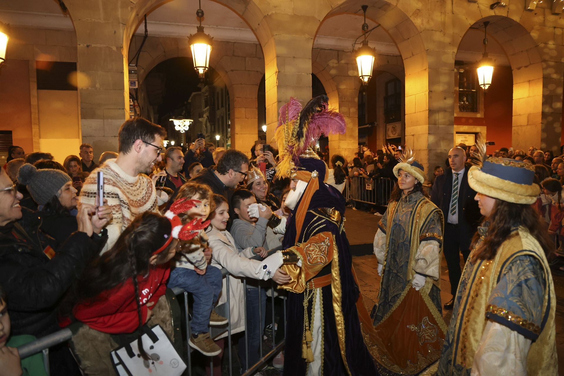 Los Reyes Magos regalan alegría en Gijón en una cabalgata mágica