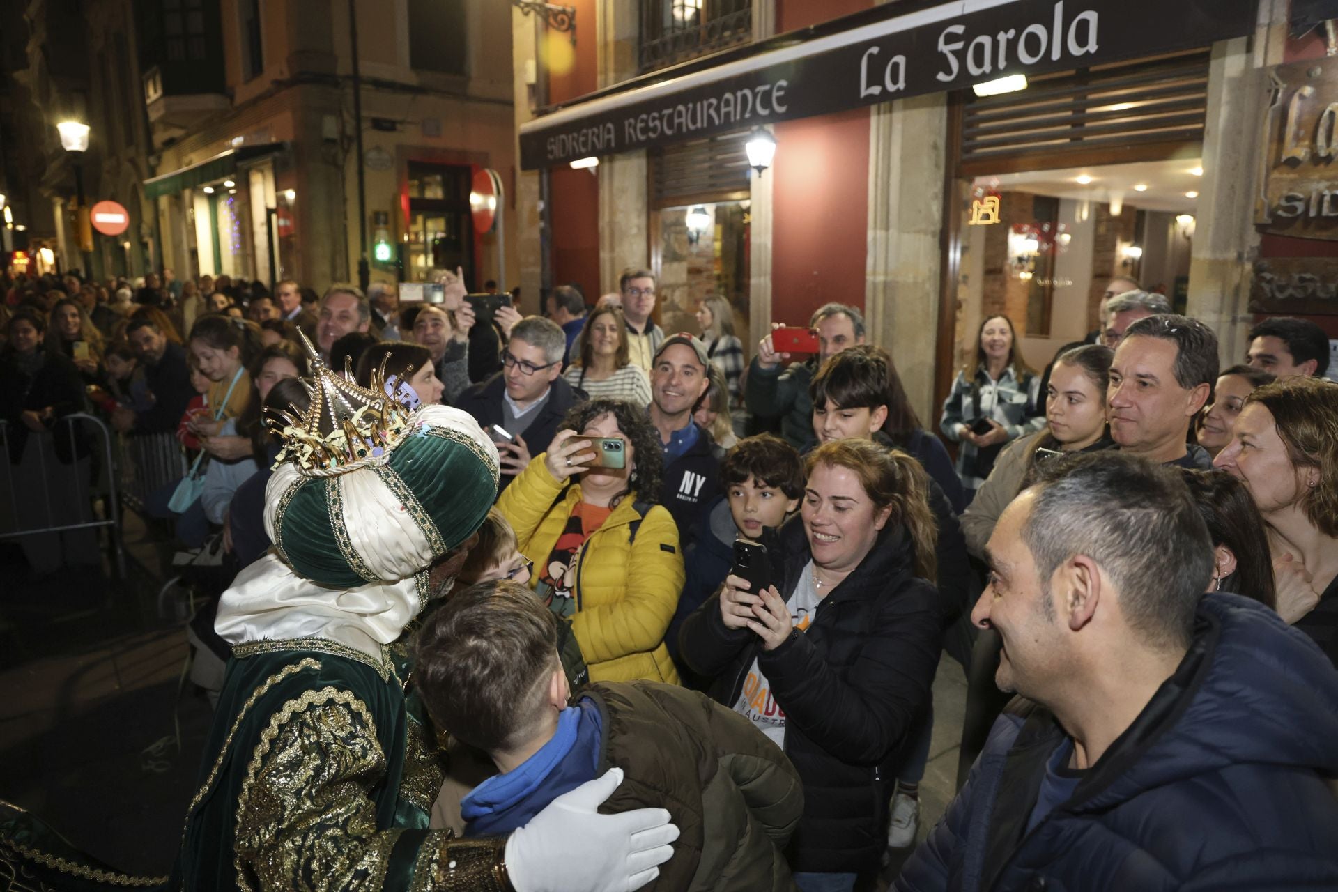 Los Reyes Magos regalan alegría en Gijón en una cabalgata mágica