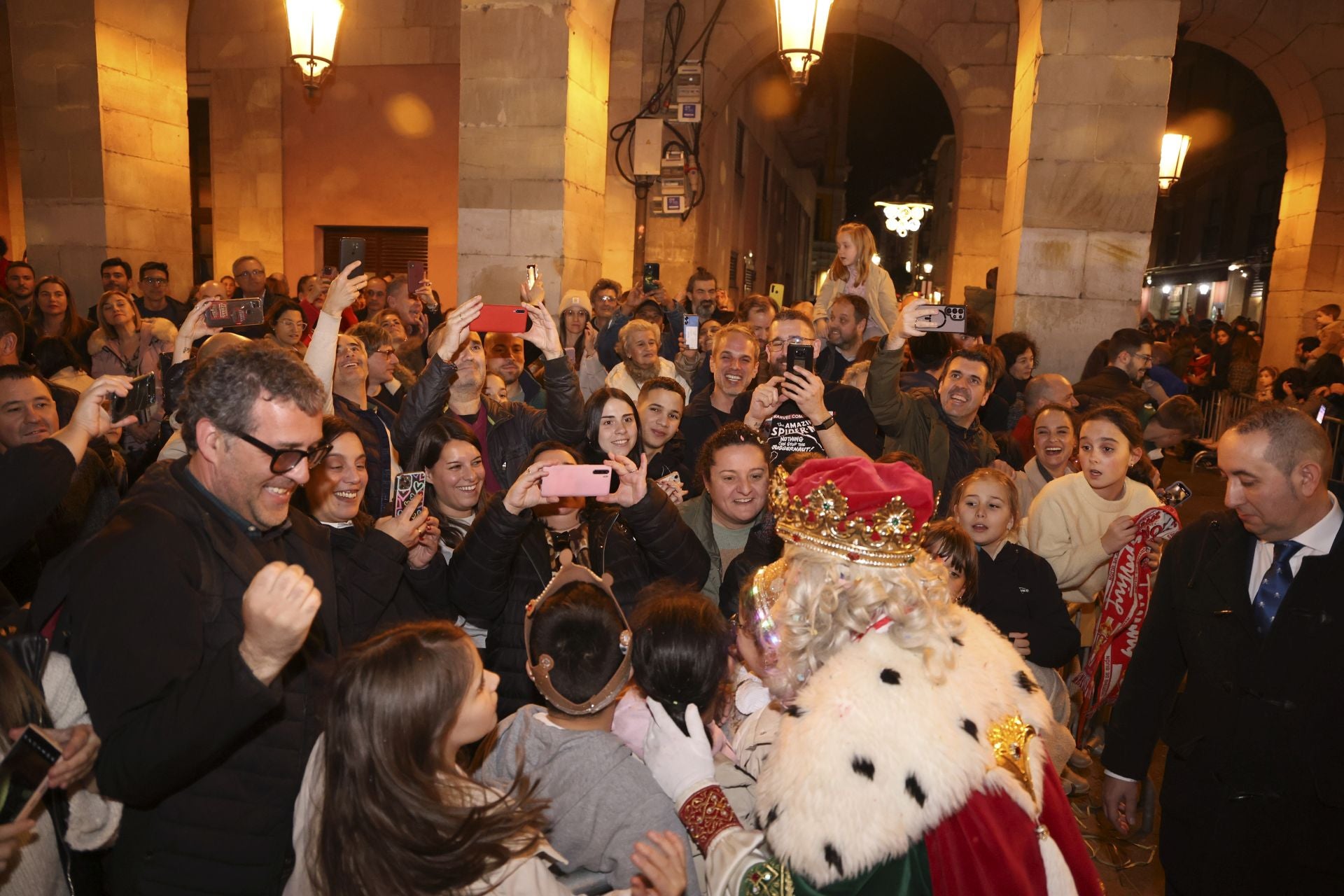 Los Reyes Magos regalan alegría en Gijón en una cabalgata mágica