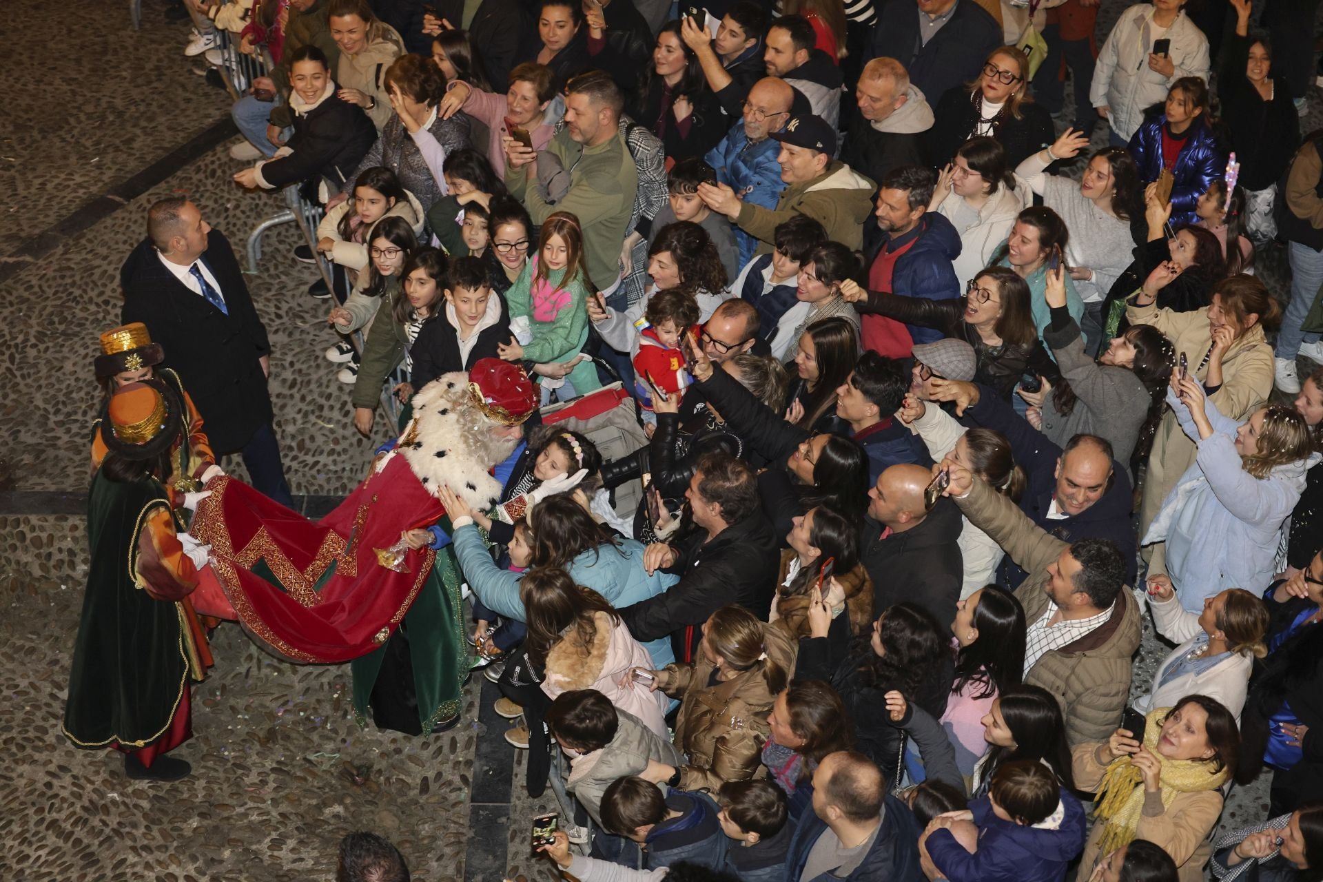 Los Reyes Magos regalan alegría en Gijón en una cabalgata mágica