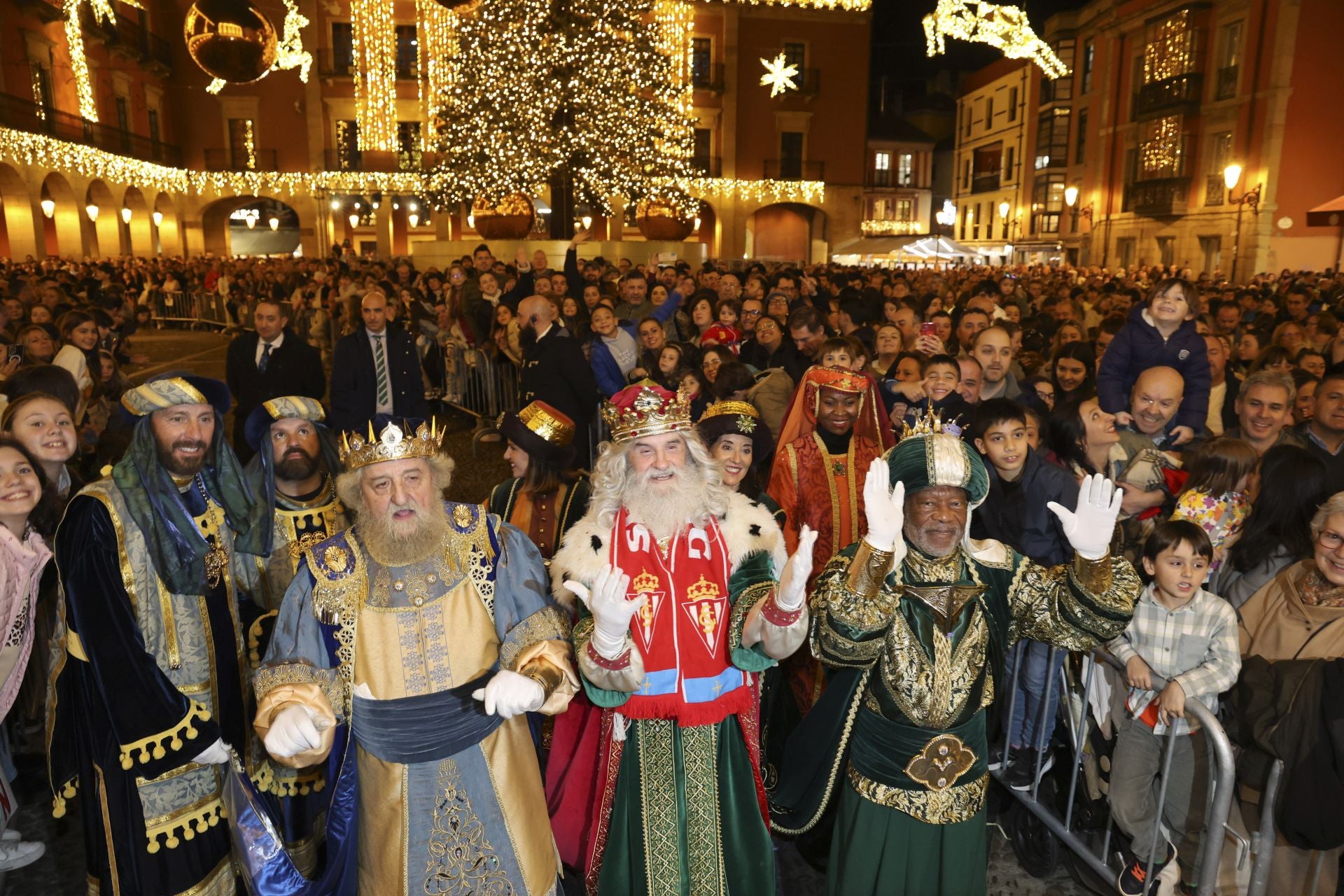 Los Reyes Magos regalan alegría en Gijón en una cabalgata mágica