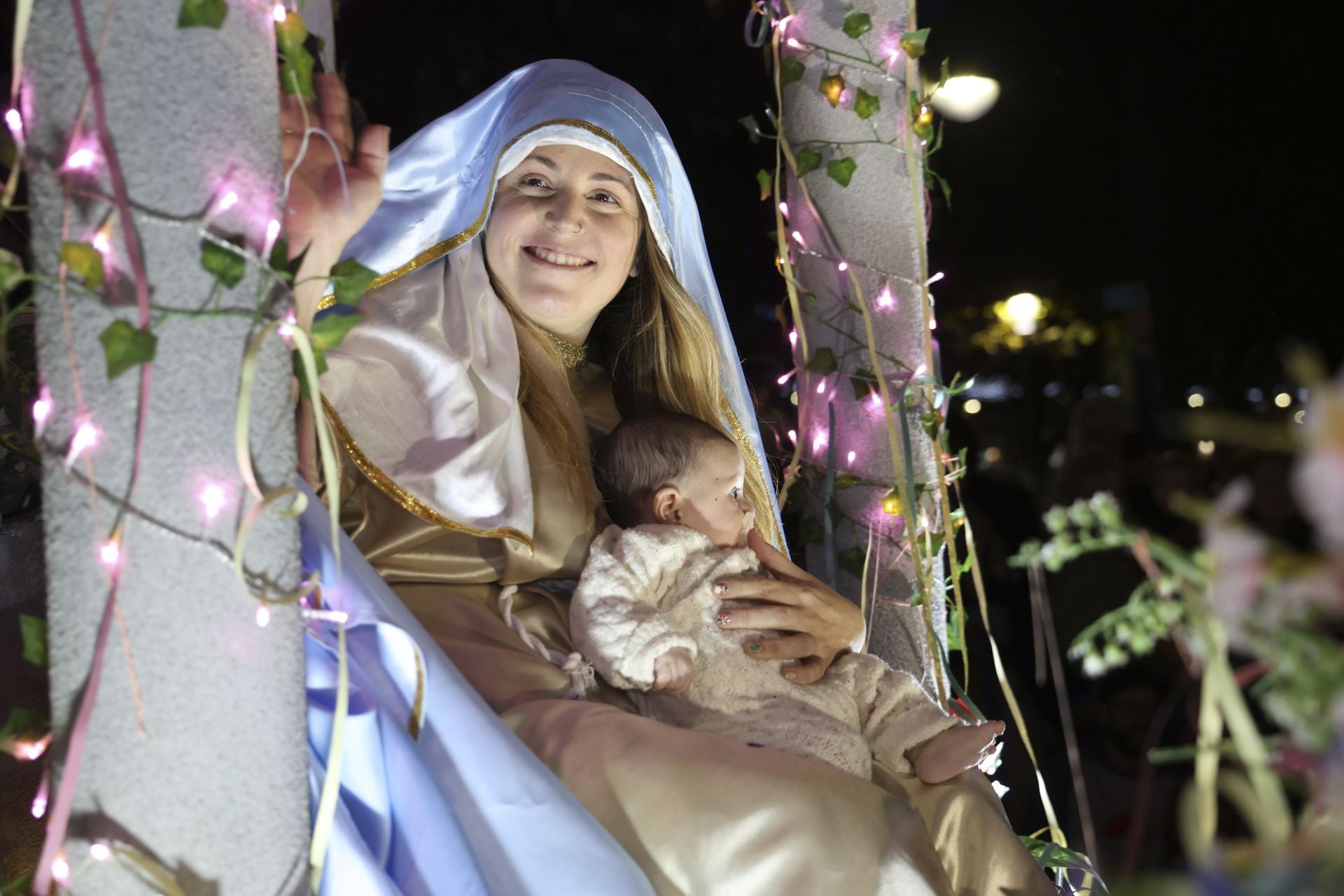 Los Reyes Magos regalan alegría en Gijón en una cabalgata mágica