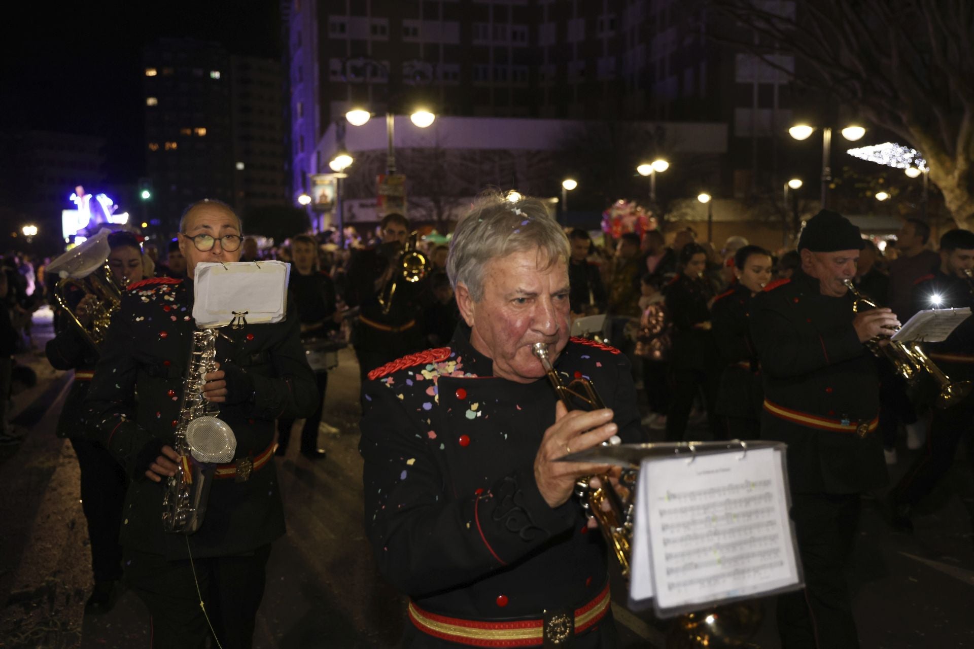 Los Reyes Magos regalan alegría en Gijón en una cabalgata mágica