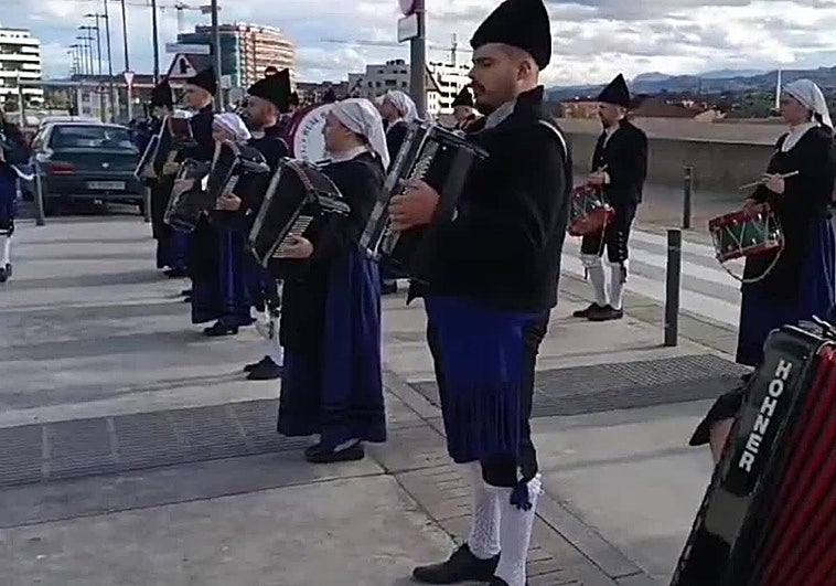 Sonido de gaitas para animar la estancia a los enfermos en el HUCA