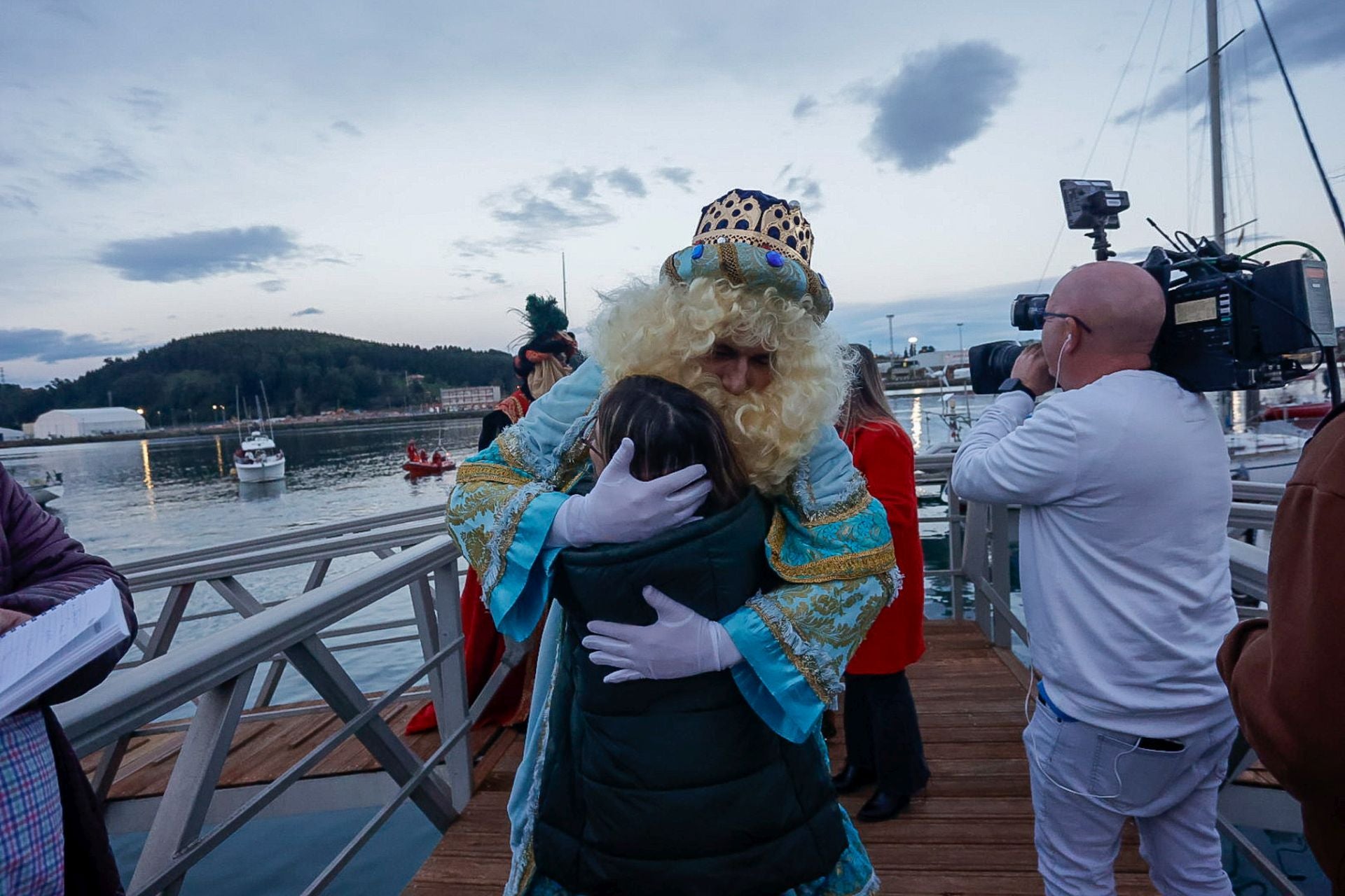 Calurosa bienvenida en Avilés a Melchor, Gaspar y Baltasar