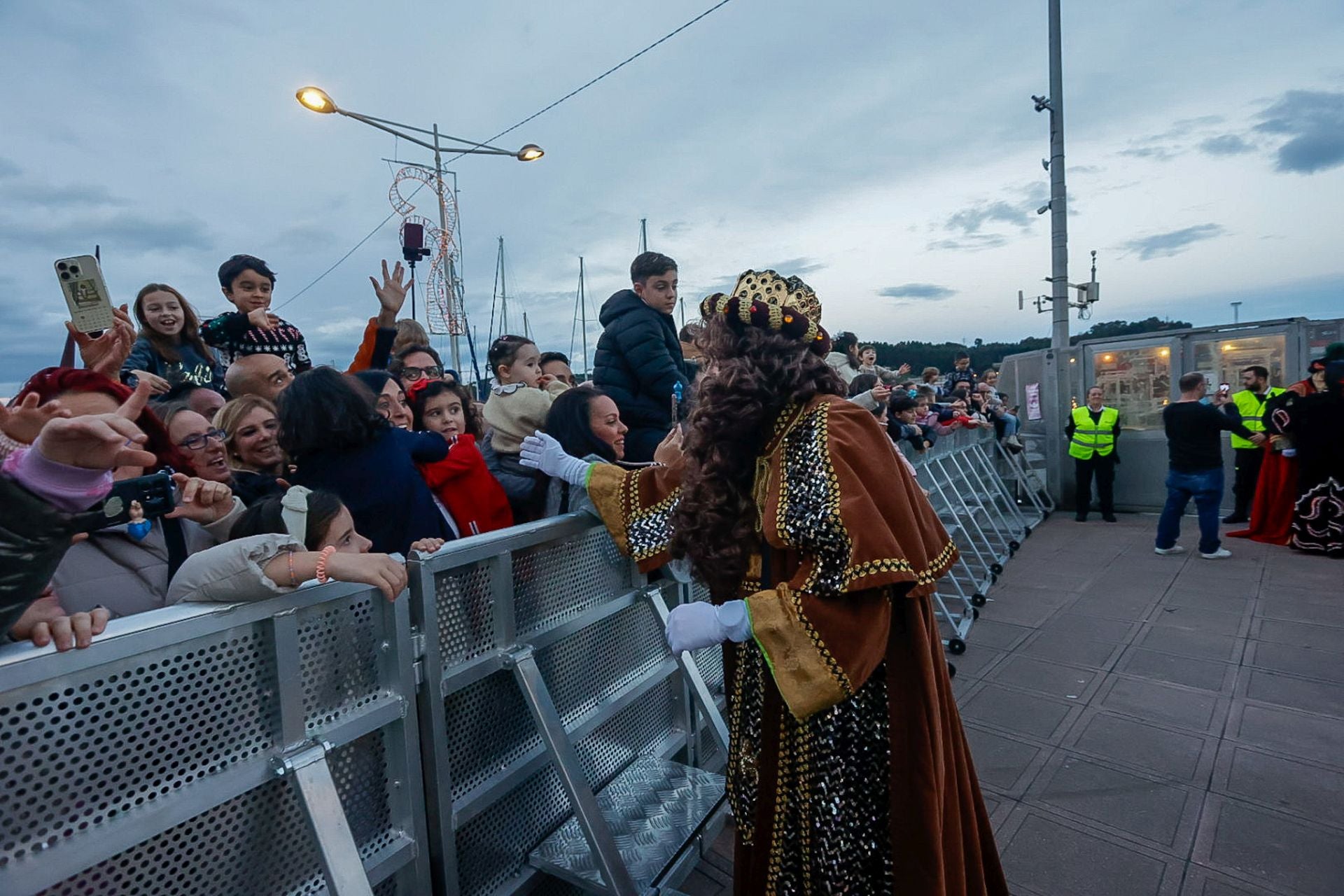 Calurosa bienvenida en Avilés a Melchor, Gaspar y Baltasar