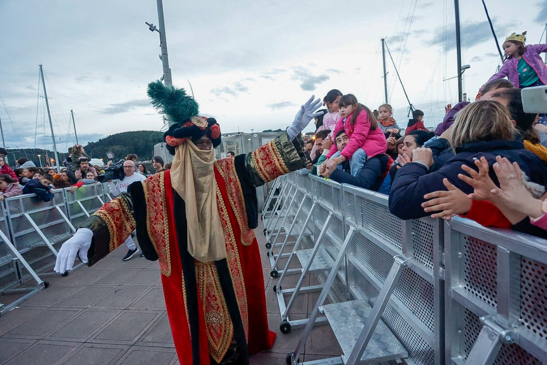 Calurosa bienvenida en Avilés a Melchor, Gaspar y Baltasar