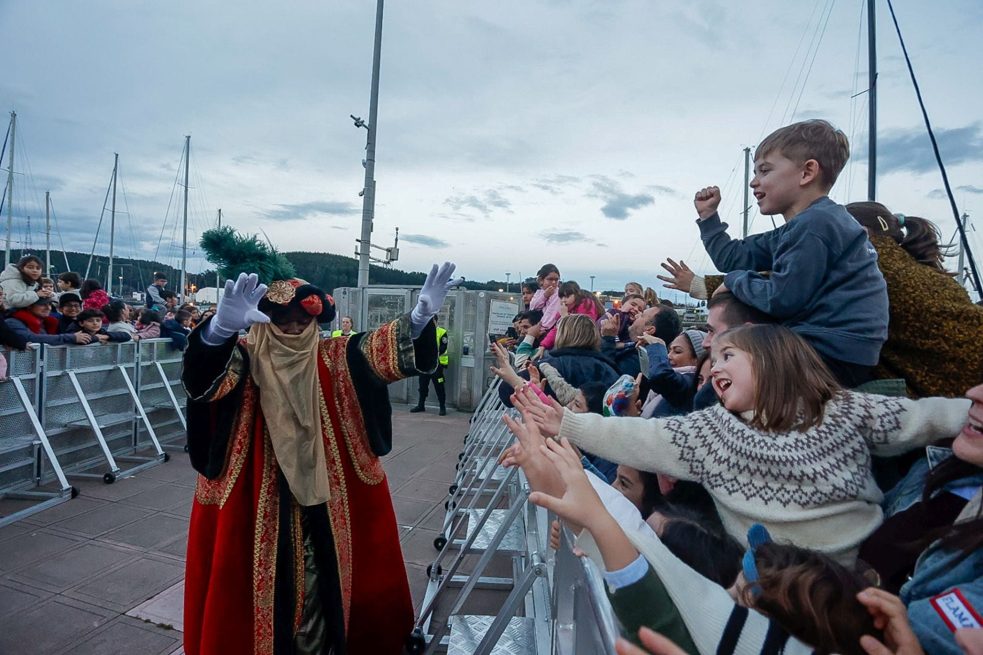 Calurosa bienvenida en Avilés a Melchor, Gaspar y Baltasar