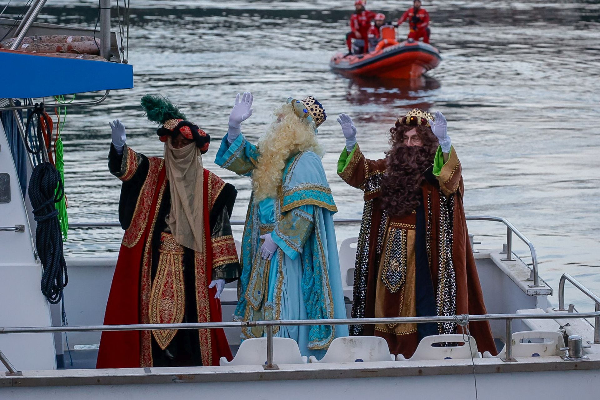 Calurosa bienvenida en Avilés a Melchor, Gaspar y Baltasar