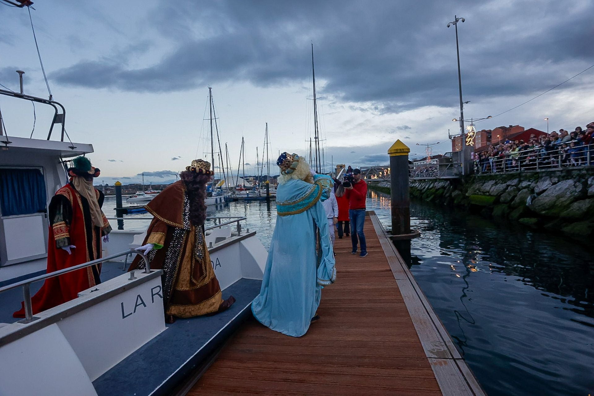 Calurosa bienvenida en Avilés a Melchor, Gaspar y Baltasar