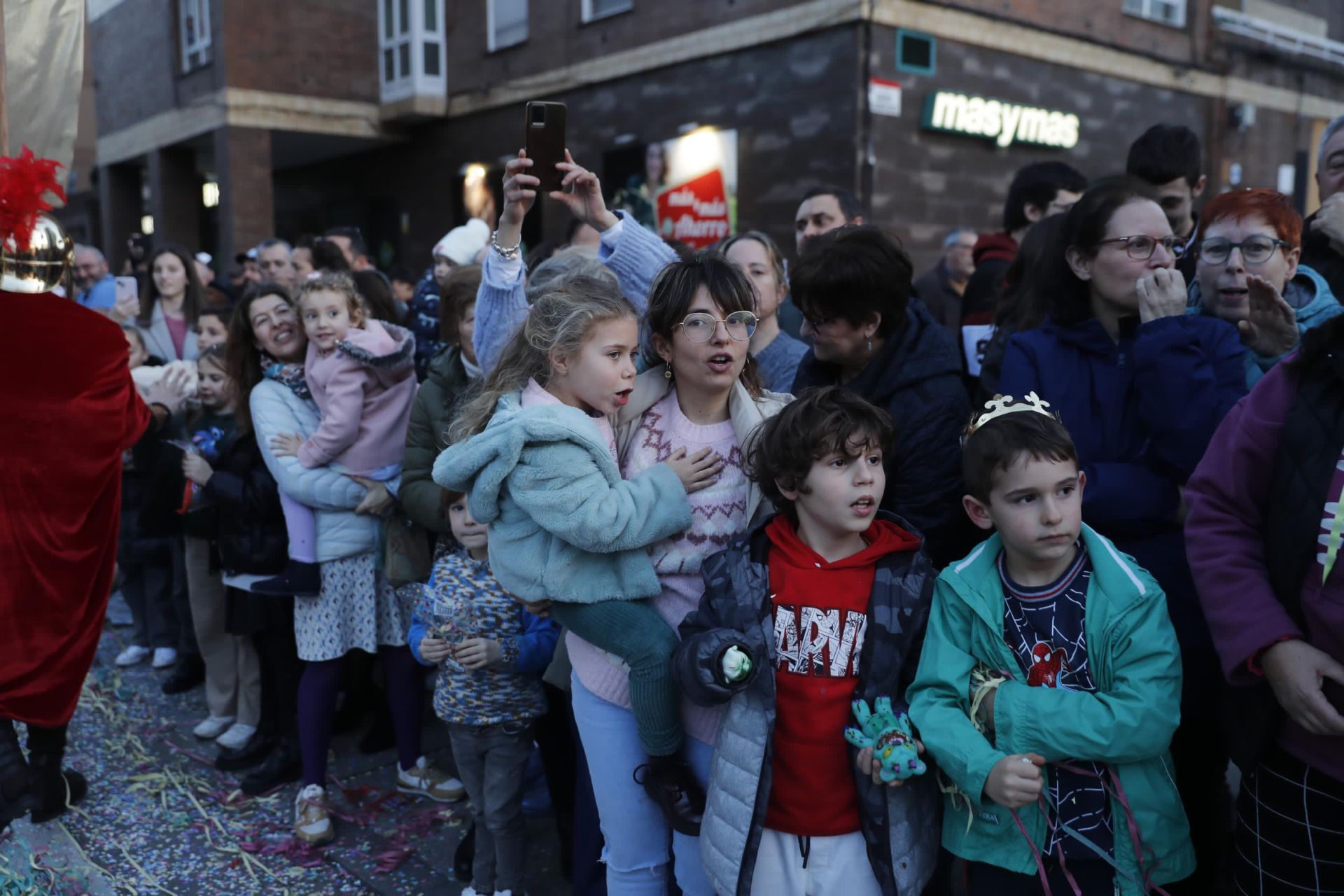 Los Reyes Magos regalan alegría en Gijón en una cabalgata mágica