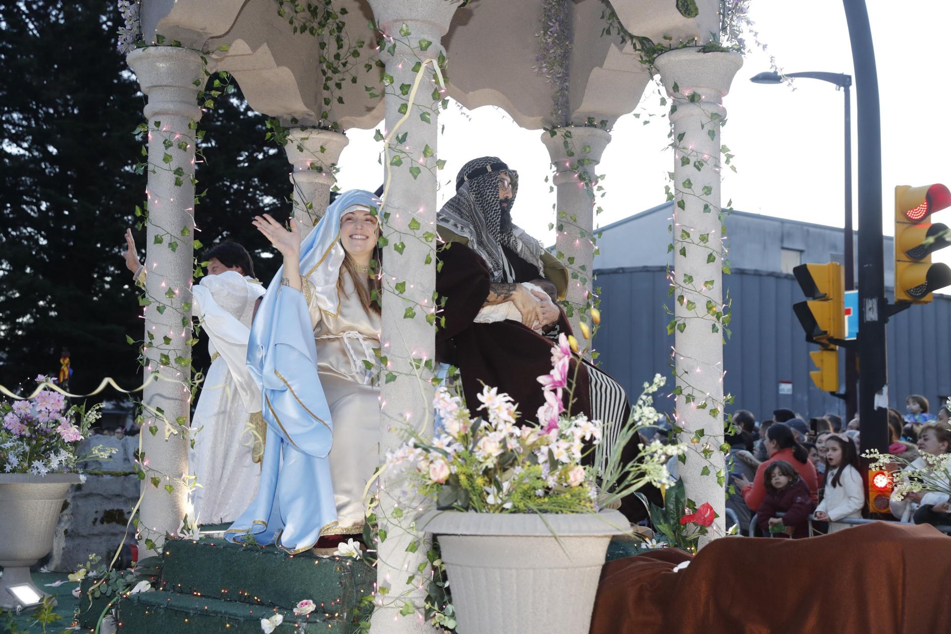 Los Reyes Magos regalan alegría en Gijón en una cabalgata mágica