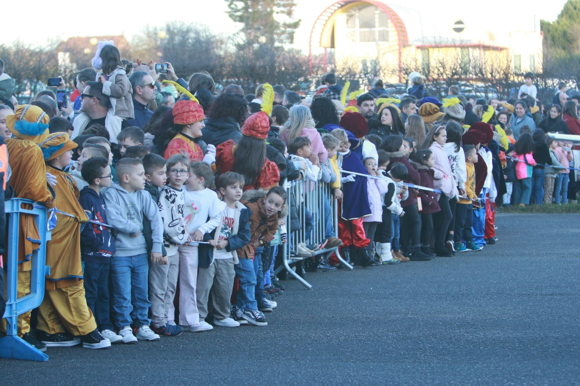 Los Reyes Magos llegan hasta en ultraligero: así recibieron a los niños en Llanera