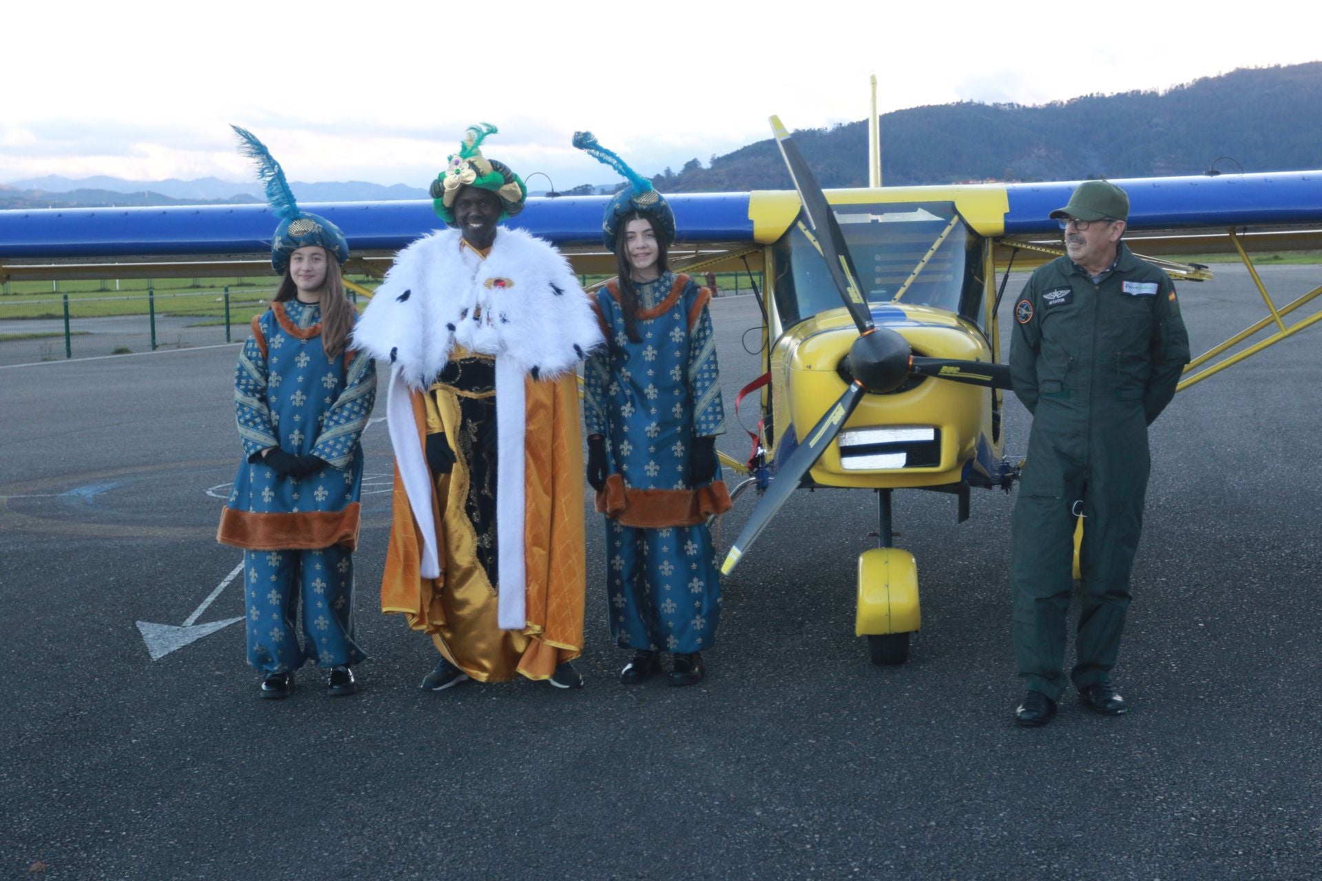 Los Reyes Magos llegan hasta en ultraligero: así recibieron a los niños en Llanera