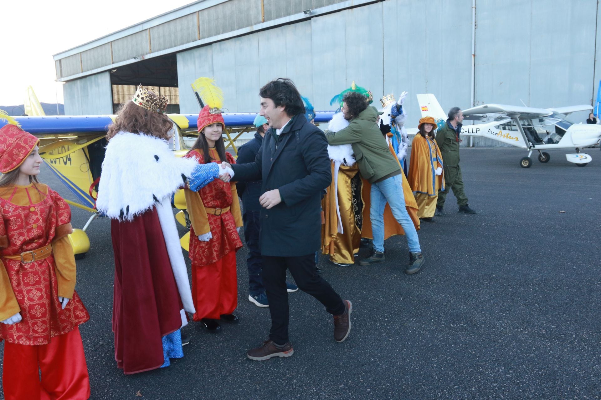 Los Reyes Magos llegan hasta en ultraligero: así recibieron a los niños en Llanera