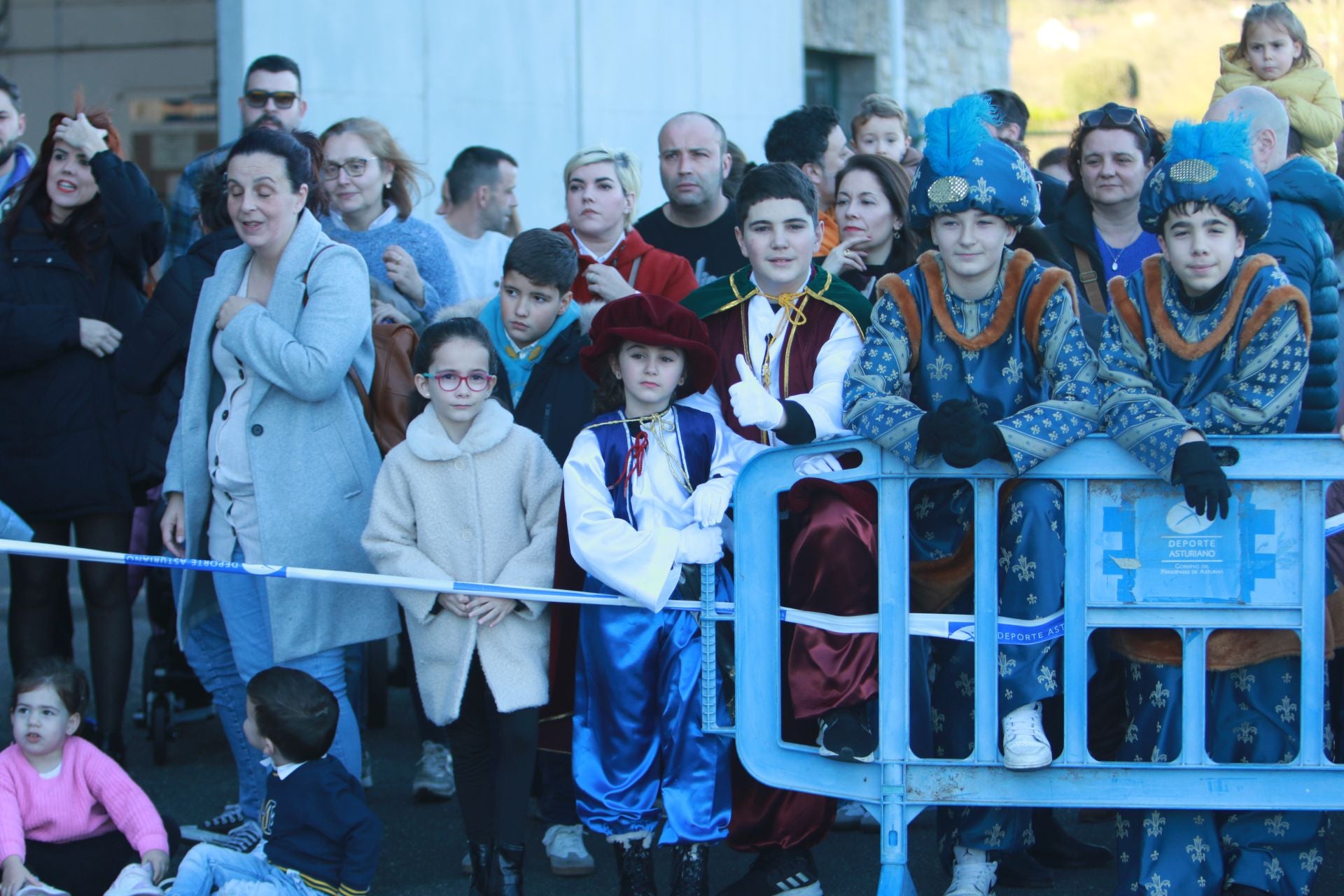 Los Reyes Magos llegan hasta en ultraligero: así recibieron a los niños en Llanera