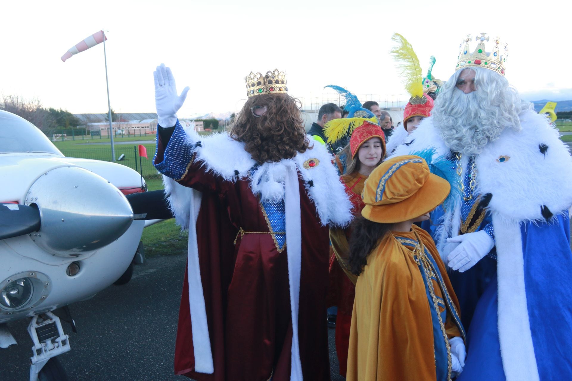 Los Reyes Magos llegan hasta en ultraligero: así recibieron a los niños en Llanera