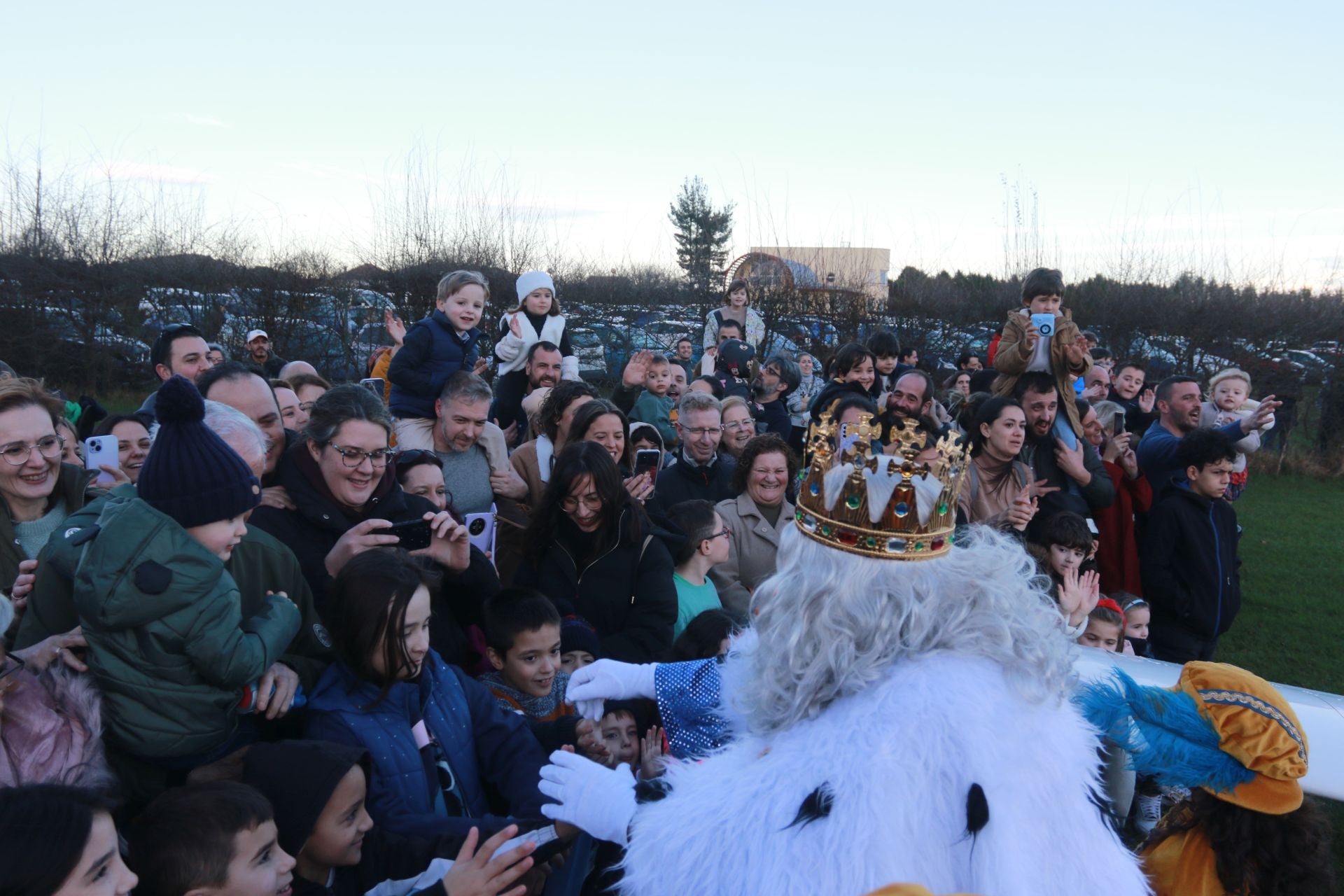 Los Reyes Magos llegan hasta en ultraligero: así recibieron a los niños en Llanera