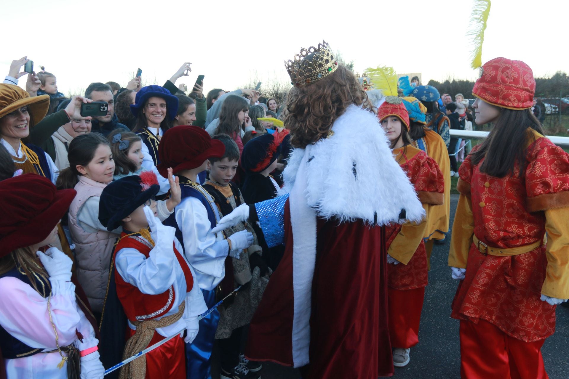 Los Reyes Magos llegan hasta en ultraligero: así recibieron a los niños en Llanera