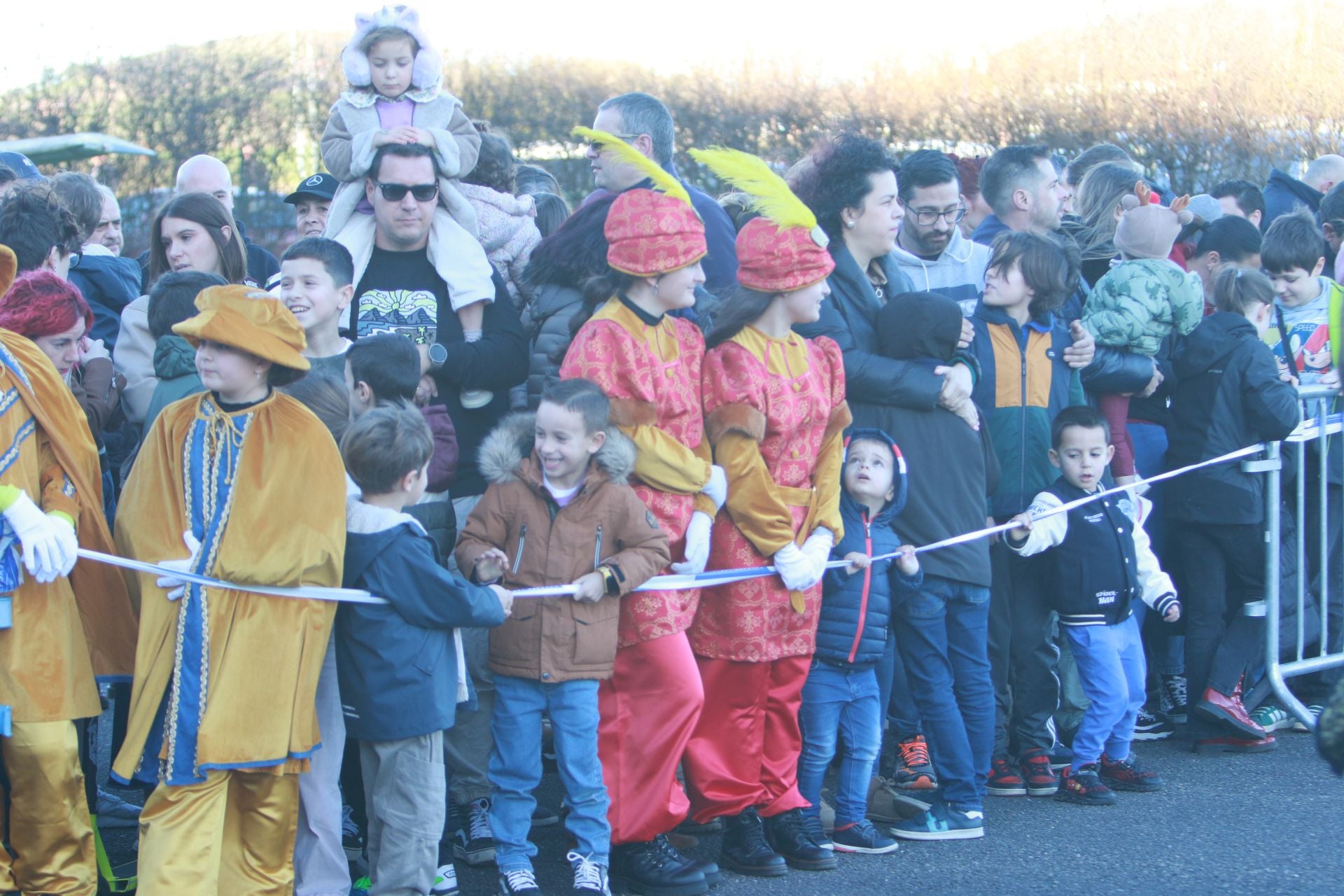 Los Reyes Magos llegan hasta en ultraligero: así recibieron a los niños en Llanera