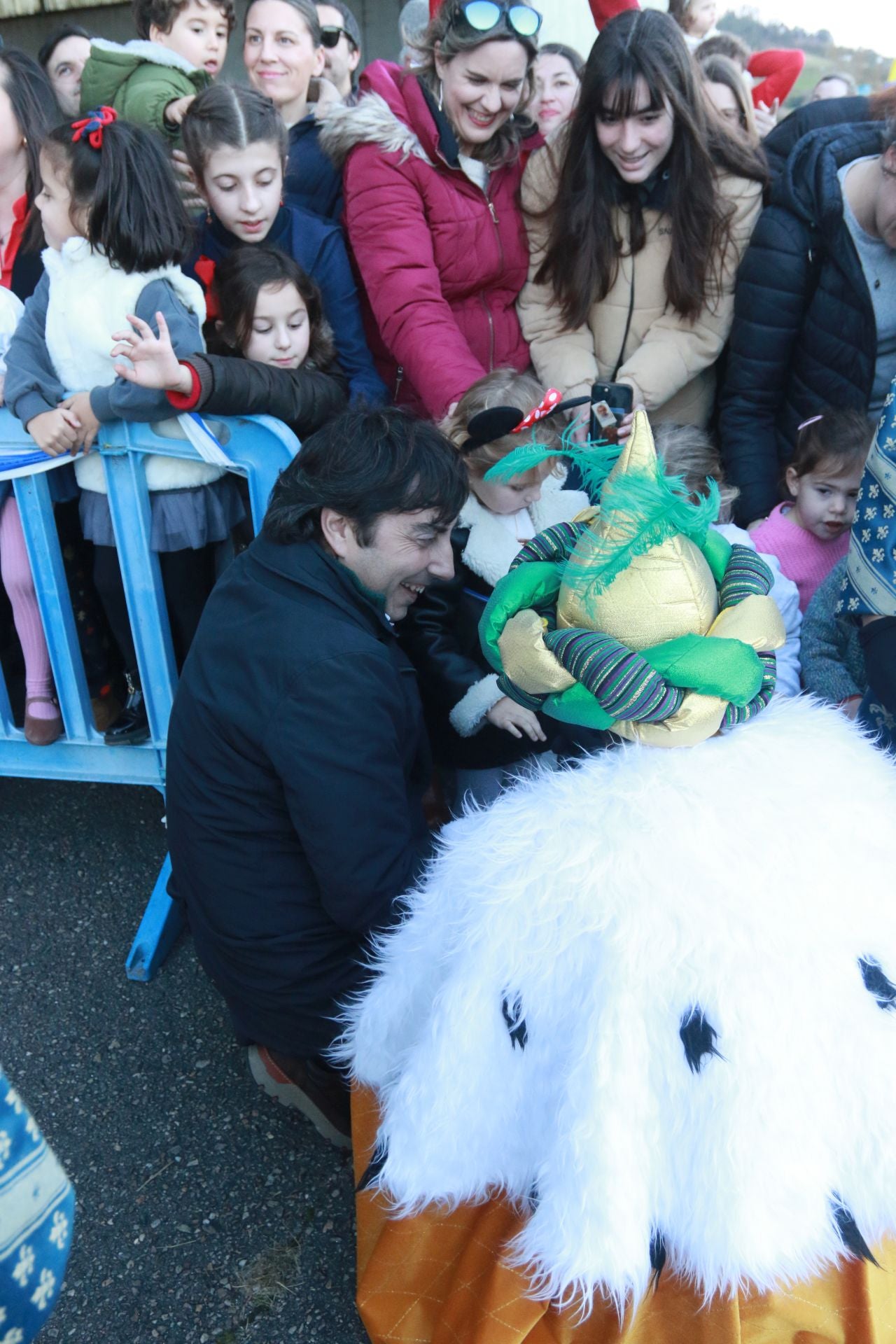 Los Reyes Magos llegan hasta en ultraligero: así recibieron a los niños en Llanera