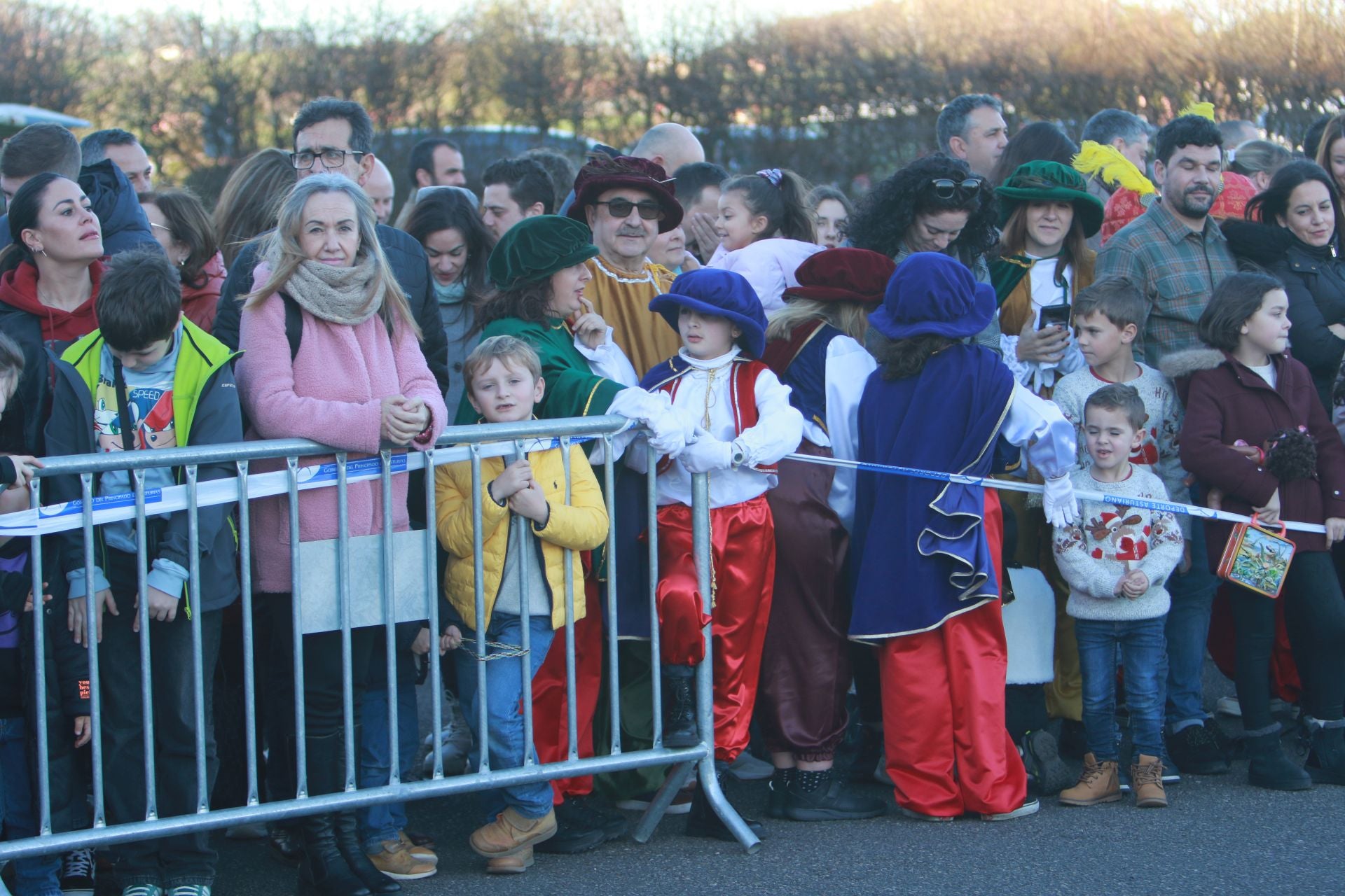 Los Reyes Magos llegan hasta en ultraligero: así recibieron a los niños en Llanera